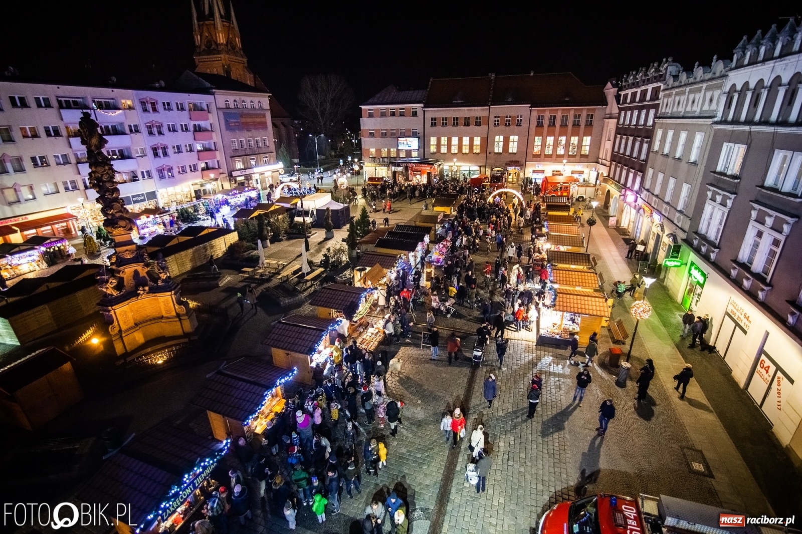 Zdjęcie w galerii na portalu naszraciborz.pl: Święty z siwą brodą nad raciborskim Rynkiem [FOTO i WIDEO] wiadomości z regionu