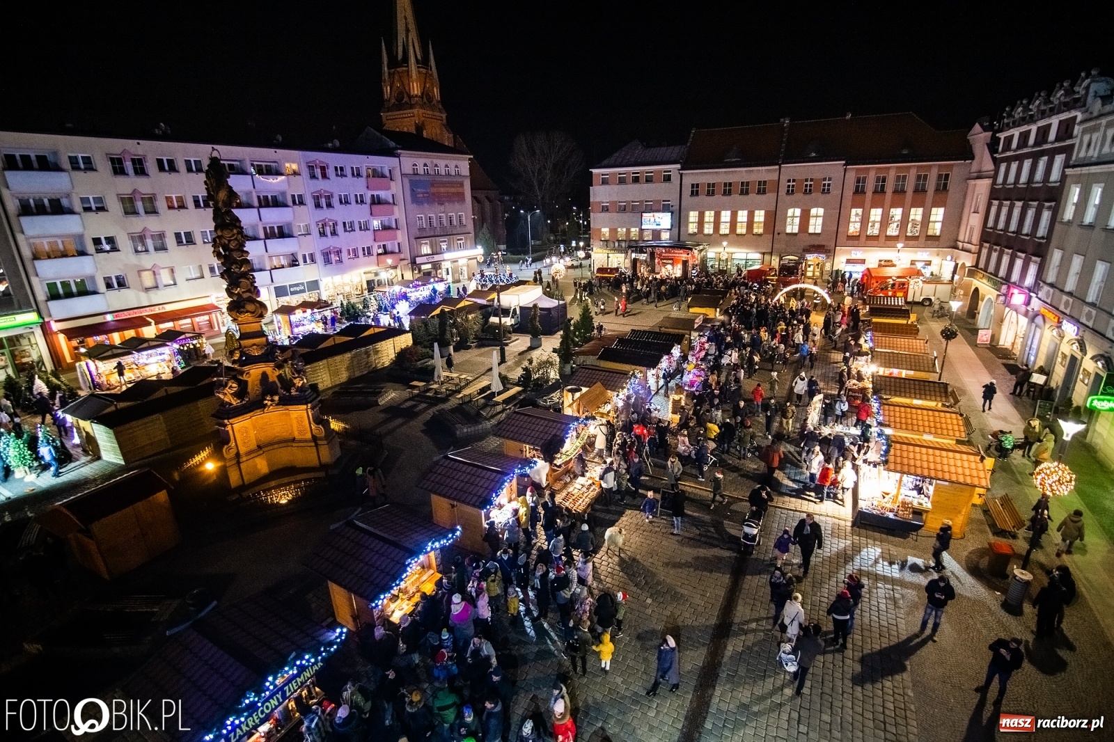 Zdjęcie w galerii na portalu naszraciborz.pl: Święty z siwą brodą nad raciborskim Rynkiem [FOTO i WIDEO] wiadomości z regionu