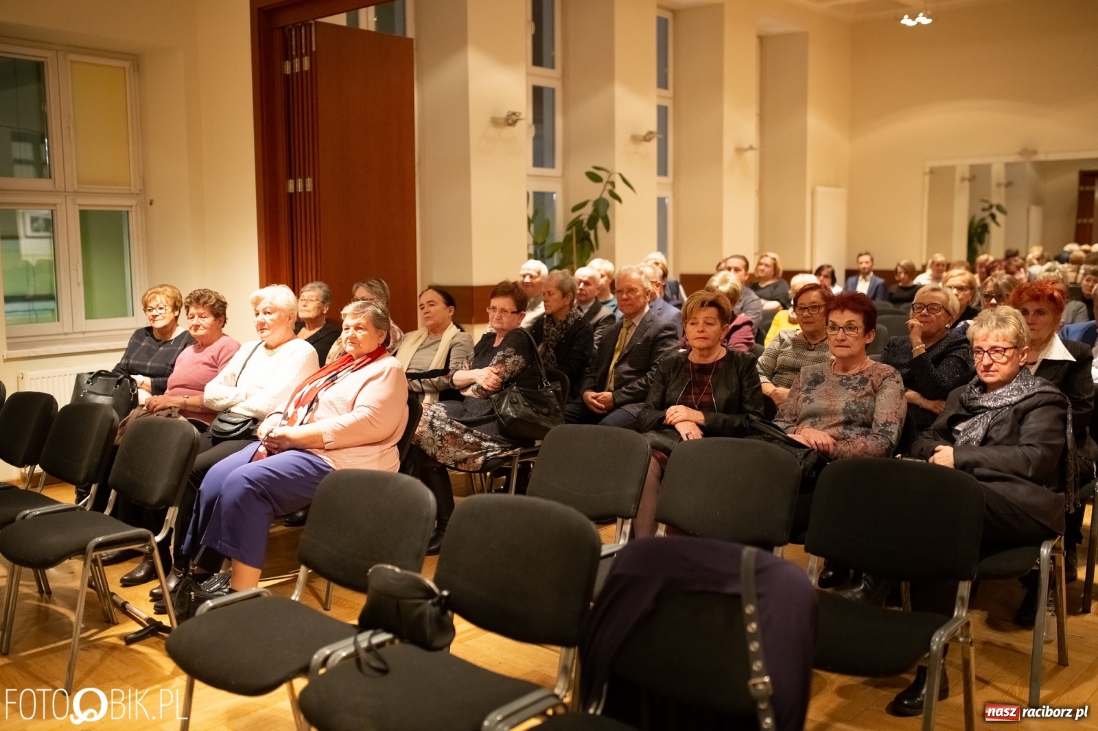 Zdjęcie w galerii na portalu naszraciborz.pl: Pani Józia i Źródło z Laurami Wolontariatu  wiadomości z regionu
