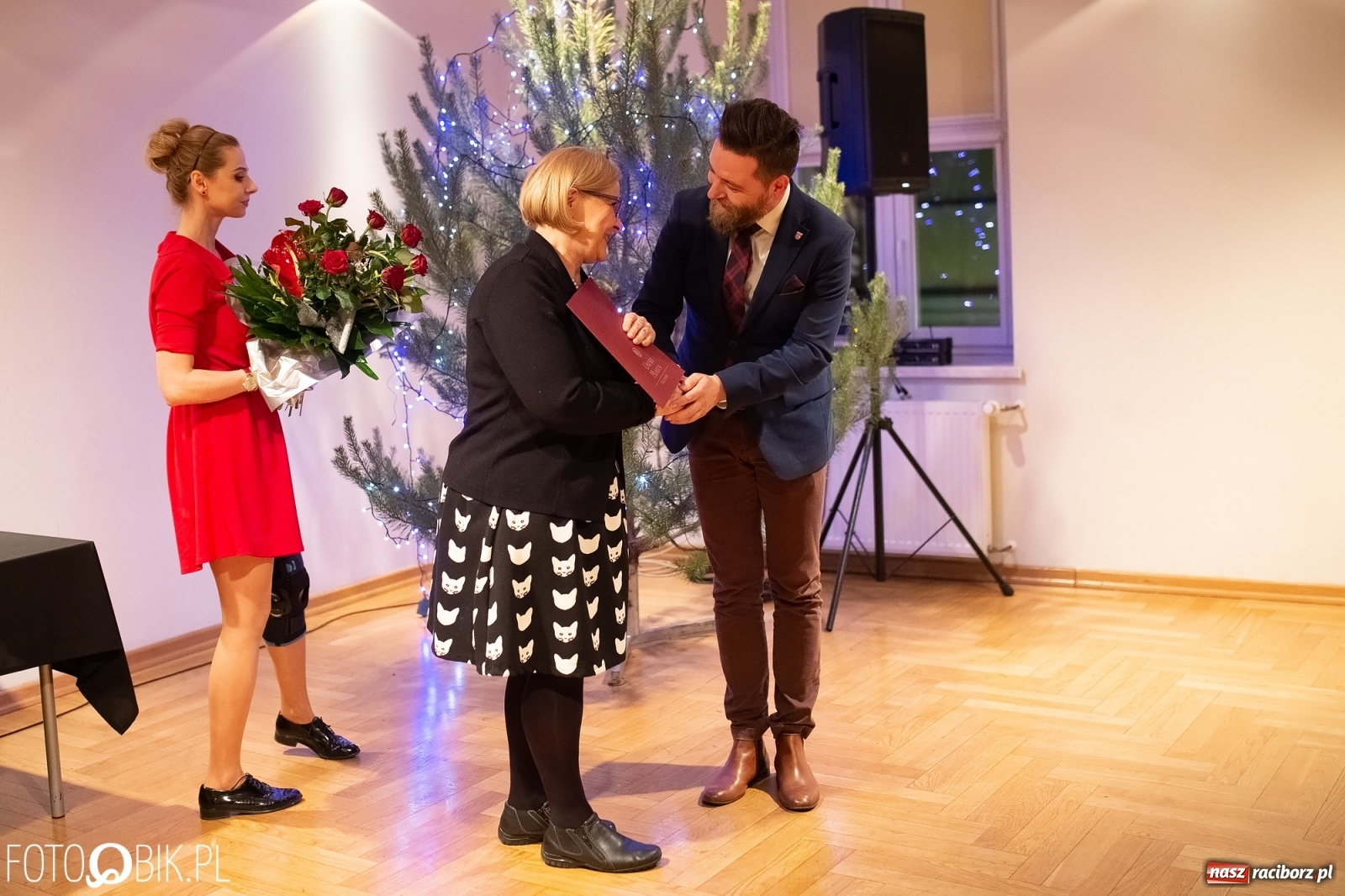 Zdjęcie w galerii na portalu naszraciborz.pl: Pani Józia i Źródło z Laurami Wolontariatu  wiadomości z regionu