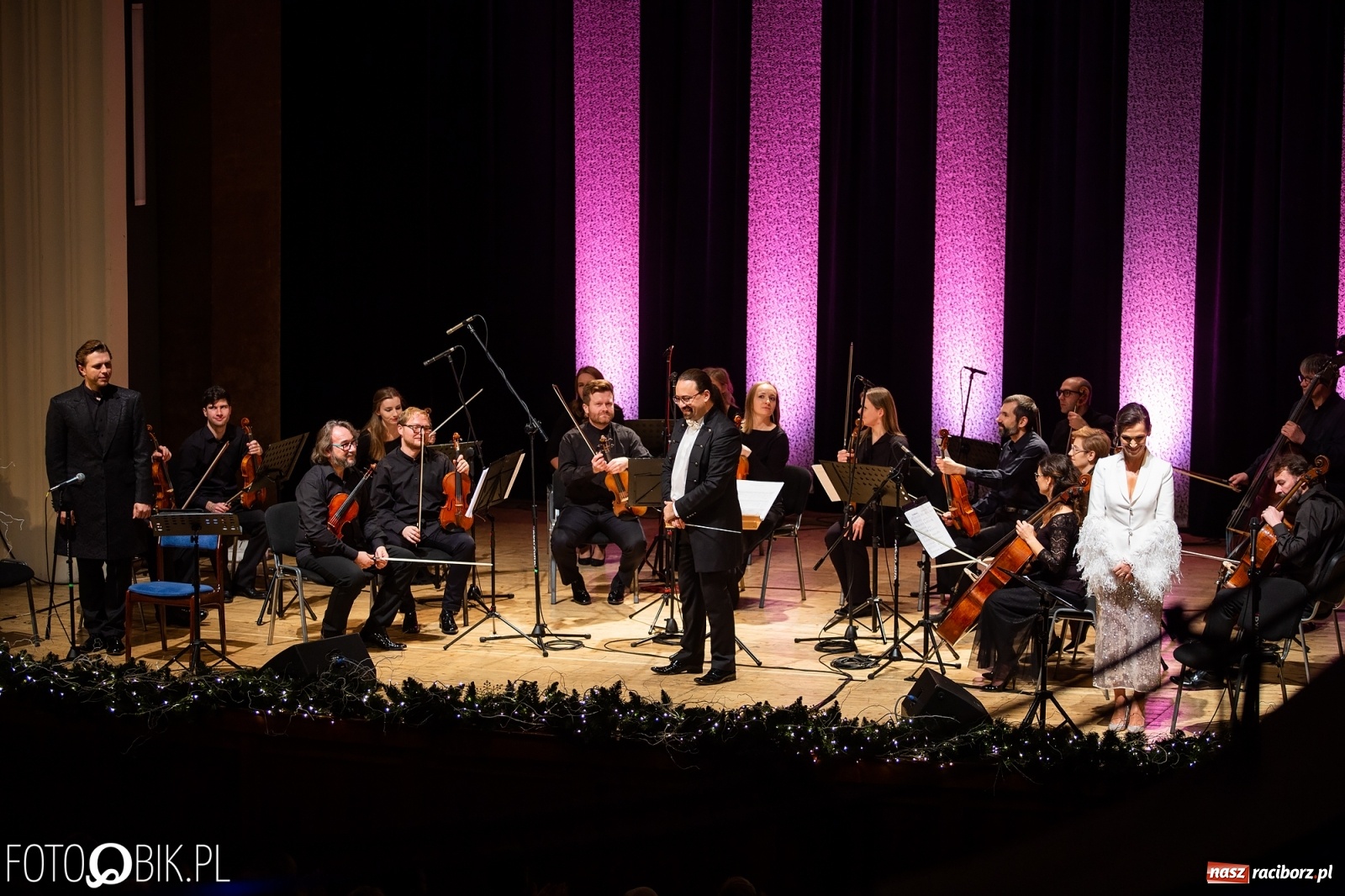 Zdjęcie w galerii na portalu naszraciborz.pl: Najpiękniejsze kolędy zabrzmiały w RCK. Olga Bończyk na scenie! wiadomości z regionu