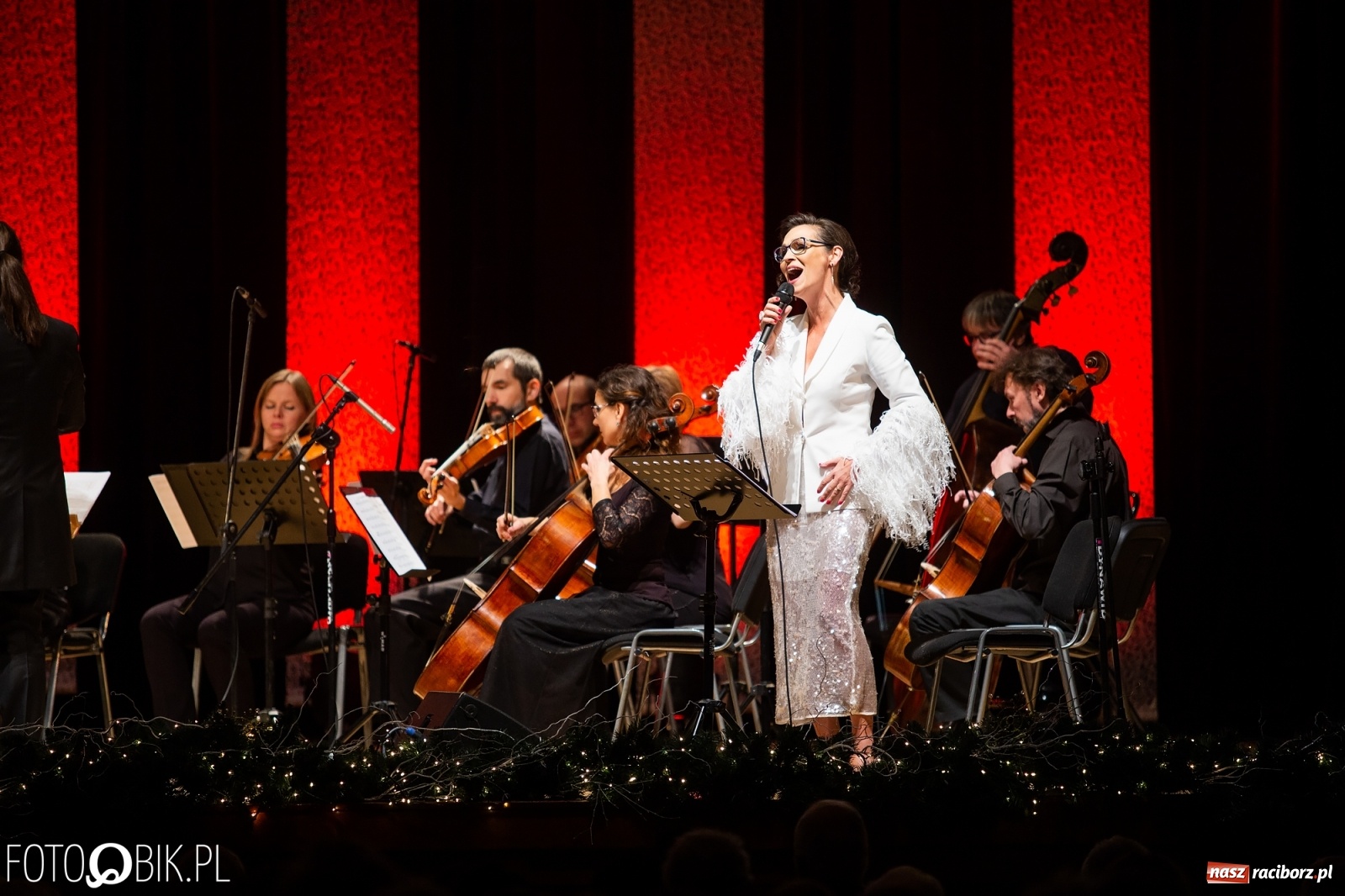 Zdjęcie w galerii na portalu naszraciborz.pl: Najpiękniejsze kolędy zabrzmiały w RCK. Olga Bończyk na scenie! wiadomości z regionu