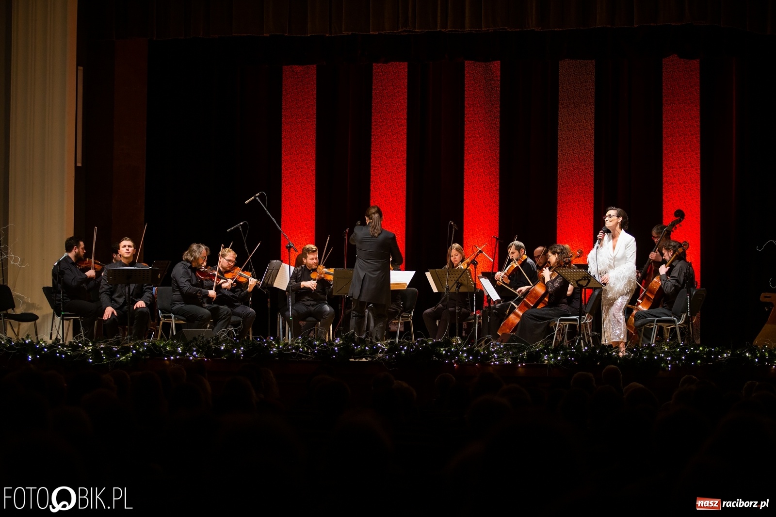 Zdjęcie w galerii na portalu naszraciborz.pl: Najpiękniejsze kolędy zabrzmiały w RCK. Olga Bończyk na scenie! wiadomości z regionu