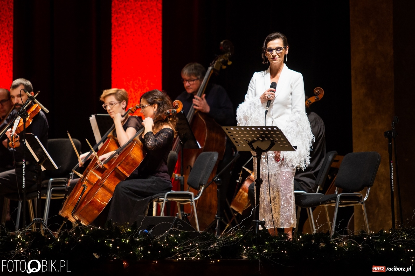 Zdjęcie w galerii na portalu naszraciborz.pl: Najpiękniejsze kolędy zabrzmiały w RCK. Olga Bończyk na scenie! wiadomości z regionu