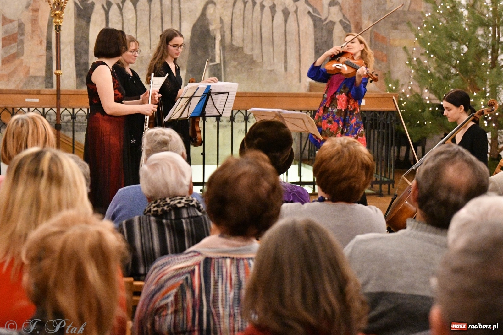 Zdjęcie w galerii na portalu naszraciborz.pl: Kameralna podróż w świat przebojowej klasyki  wiadomości z regionu