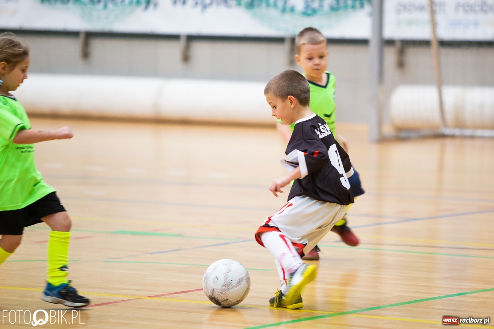 Zdjęcie w galerii na portalu naszraciborz.pl: Mikołajkowy Turniej Piłkarski dla dzieci w Arenie Rafako wiadomości z regionu