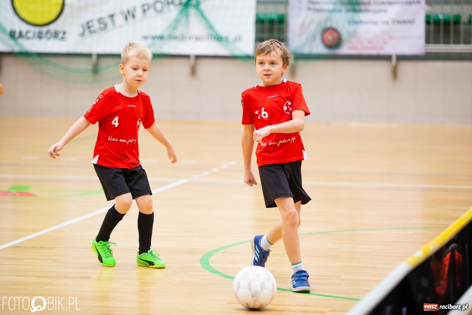 Zdjęcie w galerii na portalu naszraciborz.pl: Mikołajkowy Turniej Piłkarski dla dzieci w Arenie Rafako wiadomości z regionu