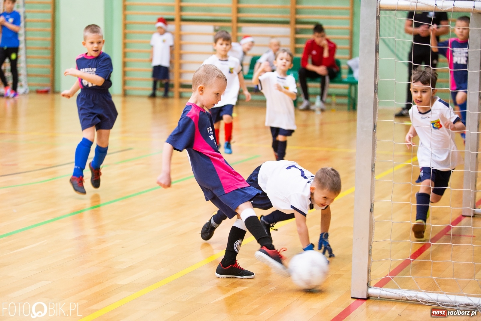 Zdjęcie w galerii na portalu naszraciborz.pl: Mikołajkowy Turniej Piłkarski dla dzieci w Arenie Rafako wiadomości z regionu
