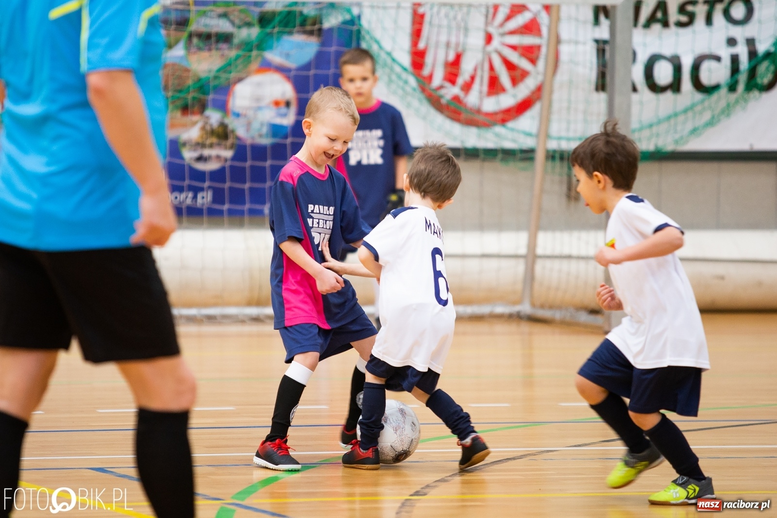 Zdjęcie w galerii na portalu naszraciborz.pl: Mikołajkowy Turniej Piłkarski dla dzieci w Arenie Rafako wiadomości z regionu