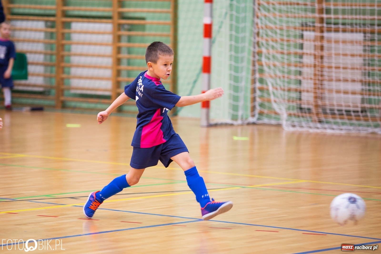 Zdjęcie w galerii na portalu naszraciborz.pl: Mikołajkowy Turniej Piłkarski dla dzieci w Arenie Rafako wiadomości z regionu