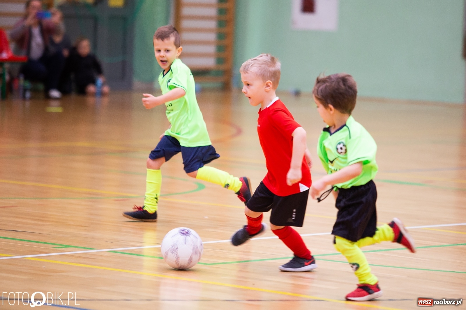Zdjęcie w galerii na portalu naszraciborz.pl: Mikołajkowy Turniej Piłkarski dla dzieci w Arenie Rafako wiadomości z regionu