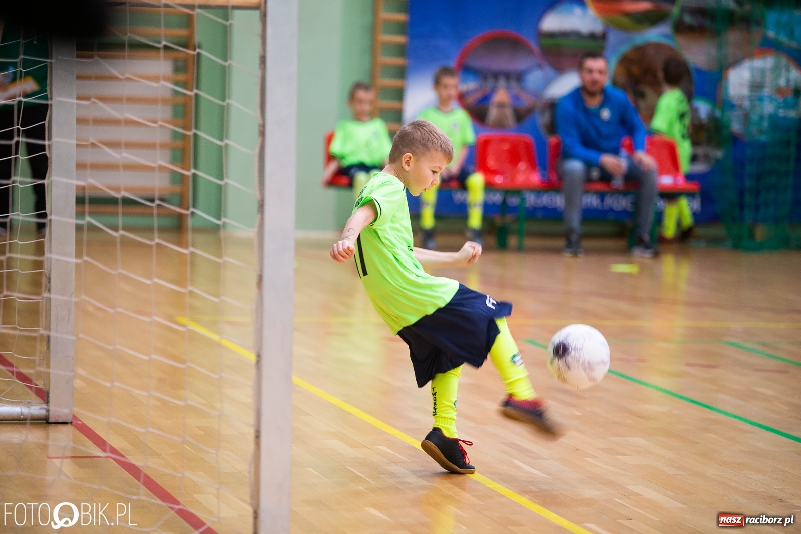 Zdjęcie w galerii na portalu naszraciborz.pl: Mikołajkowy Turniej Piłkarski dla dzieci w Arenie Rafako wiadomości z regionu