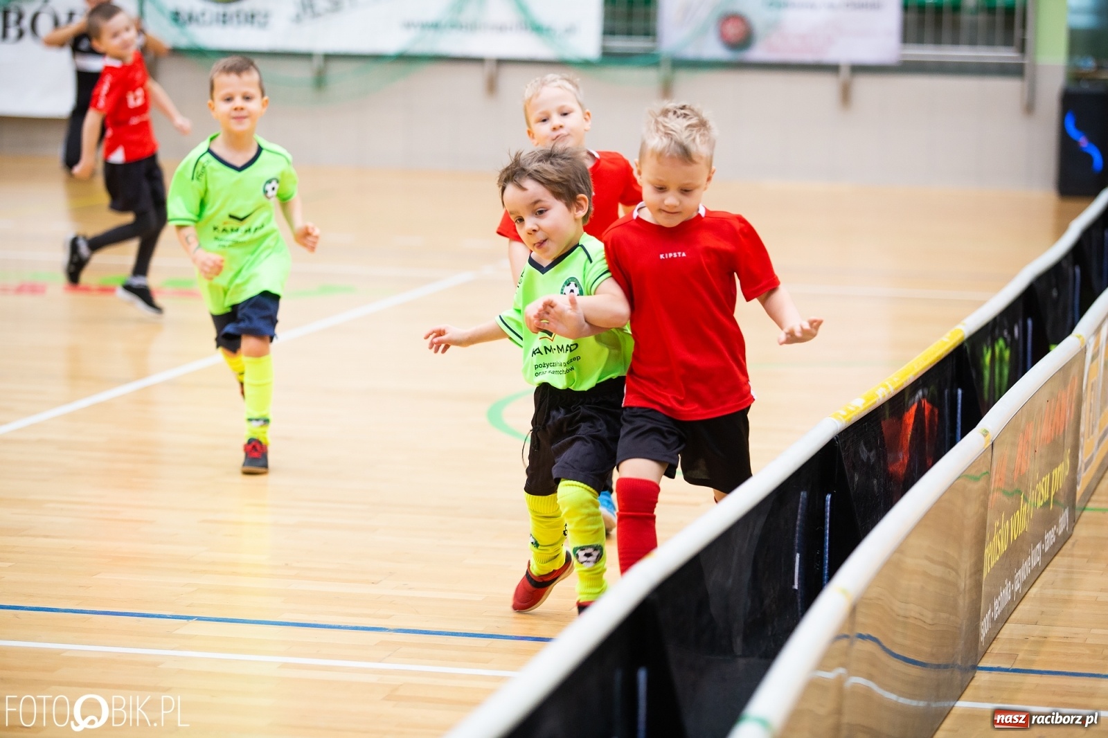 Zdjęcie w galerii na portalu naszraciborz.pl: Mikołajkowy Turniej Piłkarski dla dzieci w Arenie Rafako wiadomości z regionu