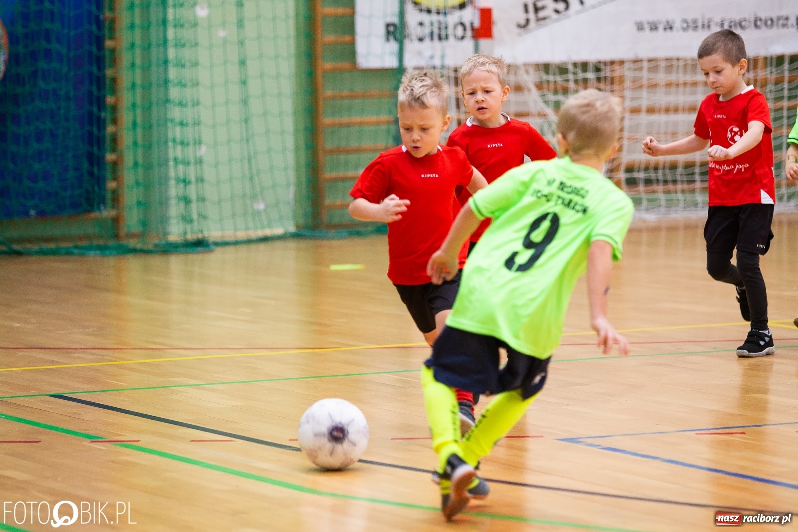 Zdjęcie w galerii na portalu naszraciborz.pl: Mikołajkowy Turniej Piłkarski dla dzieci w Arenie Rafako wiadomości z regionu