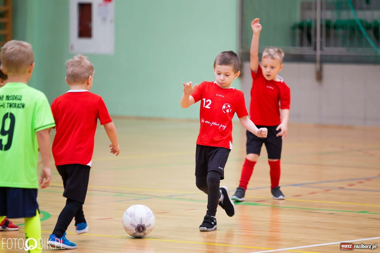 Zdjęcie w galerii na portalu naszraciborz.pl: Mikołajkowy Turniej Piłkarski dla dzieci w Arenie Rafako wiadomości z regionu