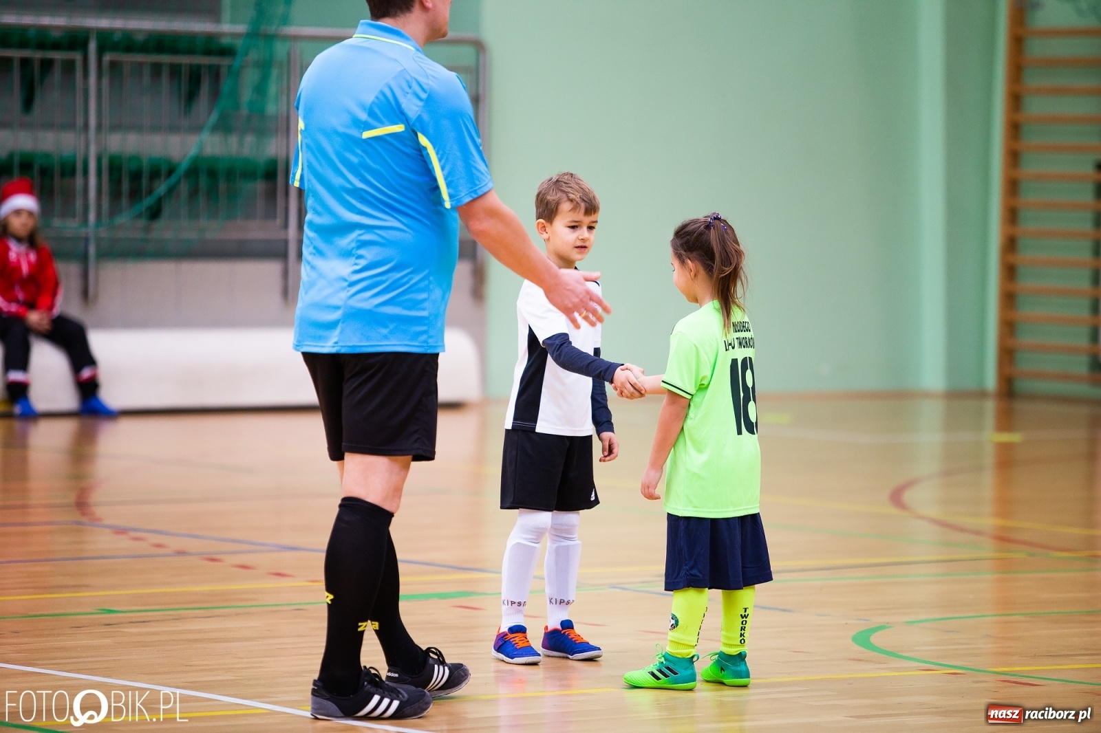 Zdjęcie w galerii na portalu naszraciborz.pl: Mikołajkowy Turniej Piłkarski dla dzieci w Arenie Rafako wiadomości z regionu