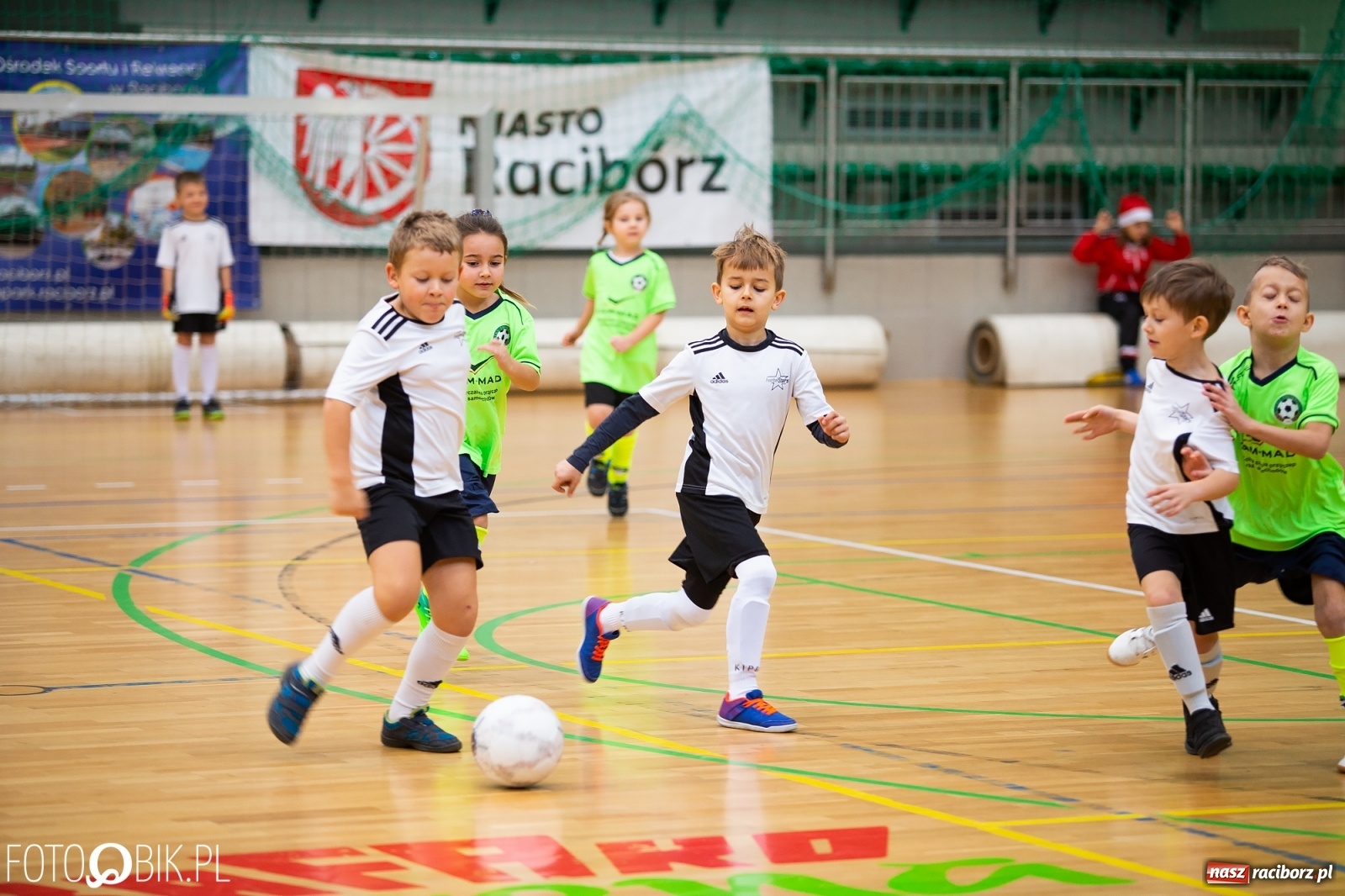 Zdjęcie w galerii na portalu naszraciborz.pl: Mikołajkowy Turniej Piłkarski dla dzieci w Arenie Rafako wiadomości z regionu