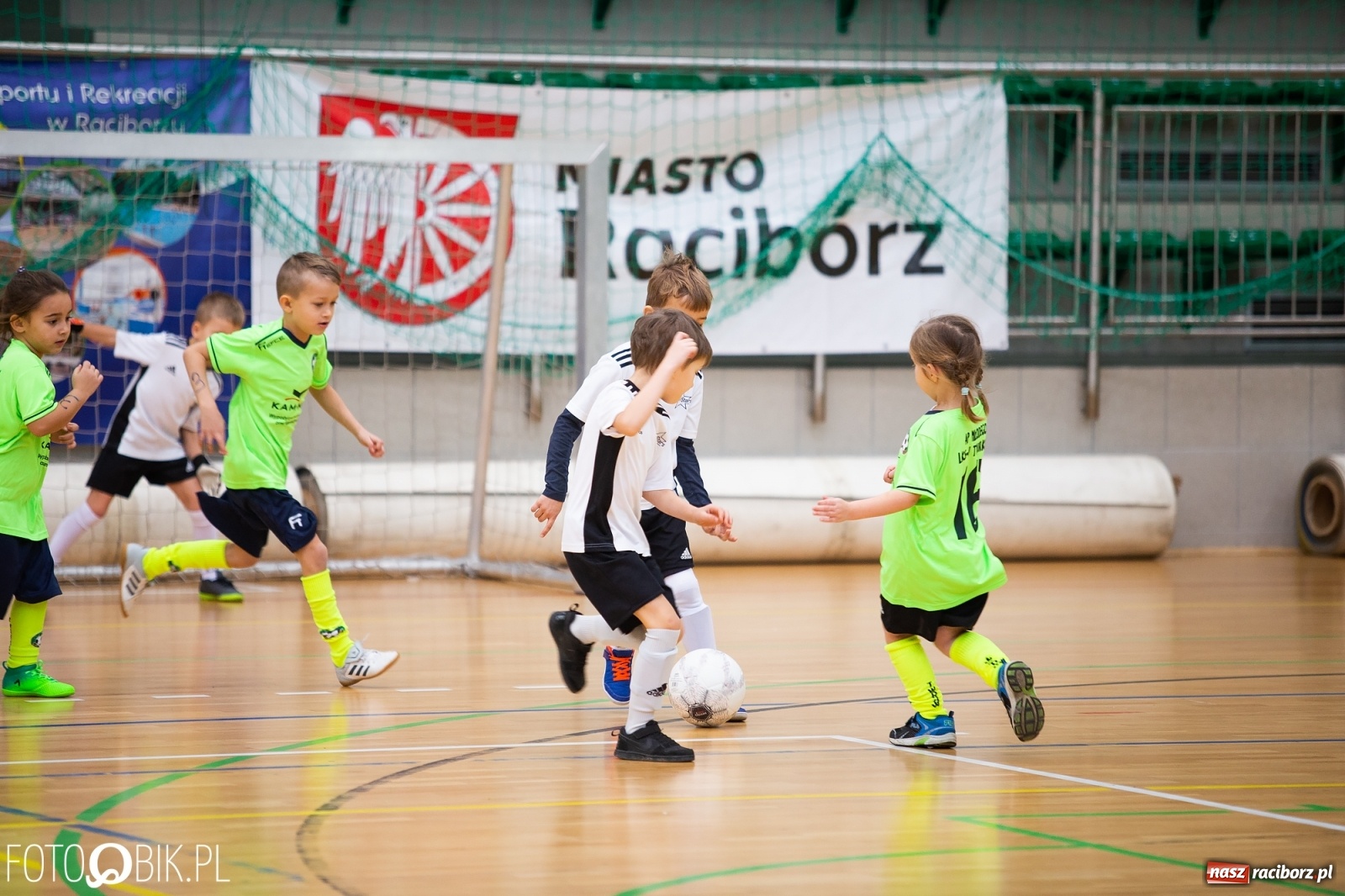 Zdjęcie w galerii na portalu naszraciborz.pl: Mikołajkowy Turniej Piłkarski dla dzieci w Arenie Rafako wiadomości z regionu