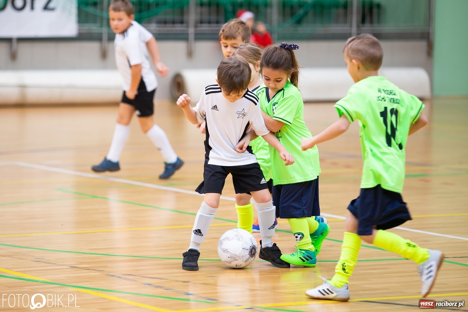 Zdjęcie w galerii na portalu naszraciborz.pl: Mikołajkowy Turniej Piłkarski dla dzieci w Arenie Rafako wiadomości z regionu