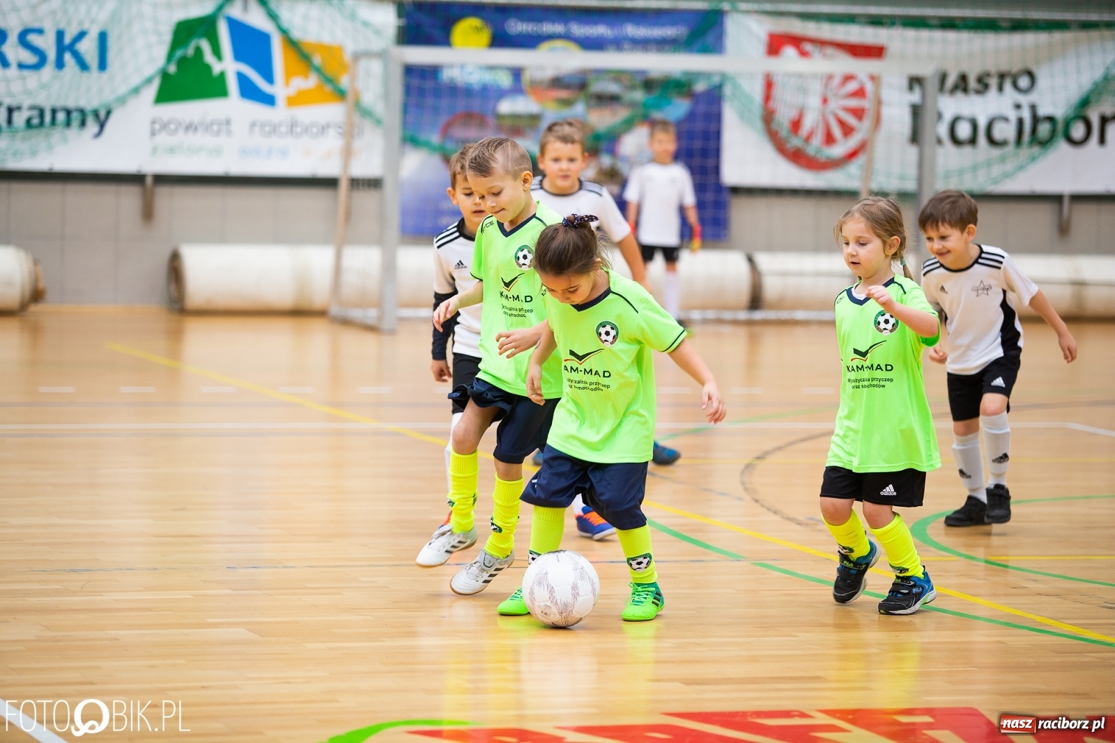 Zdjęcie w galerii na portalu naszraciborz.pl: Mikołajkowy Turniej Piłkarski dla dzieci w Arenie Rafako wiadomości z regionu