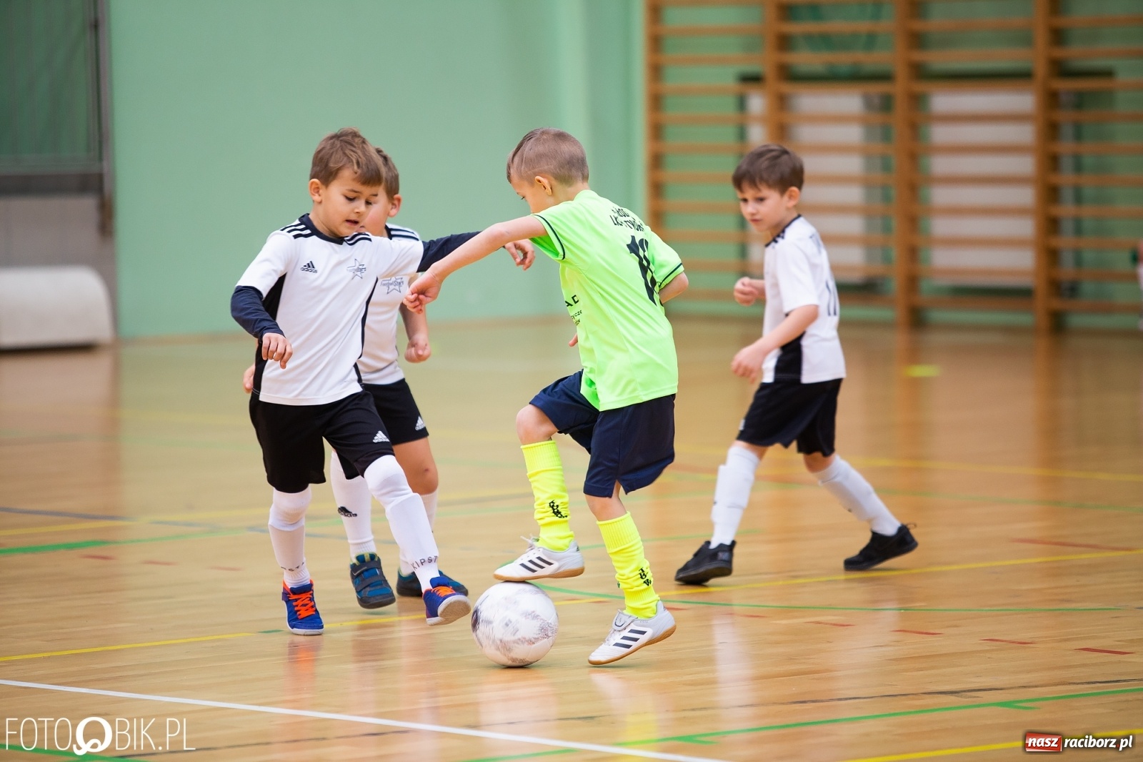 Zdjęcie w galerii na portalu naszraciborz.pl: Mikołajkowy Turniej Piłkarski dla dzieci w Arenie Rafako wiadomości z regionu