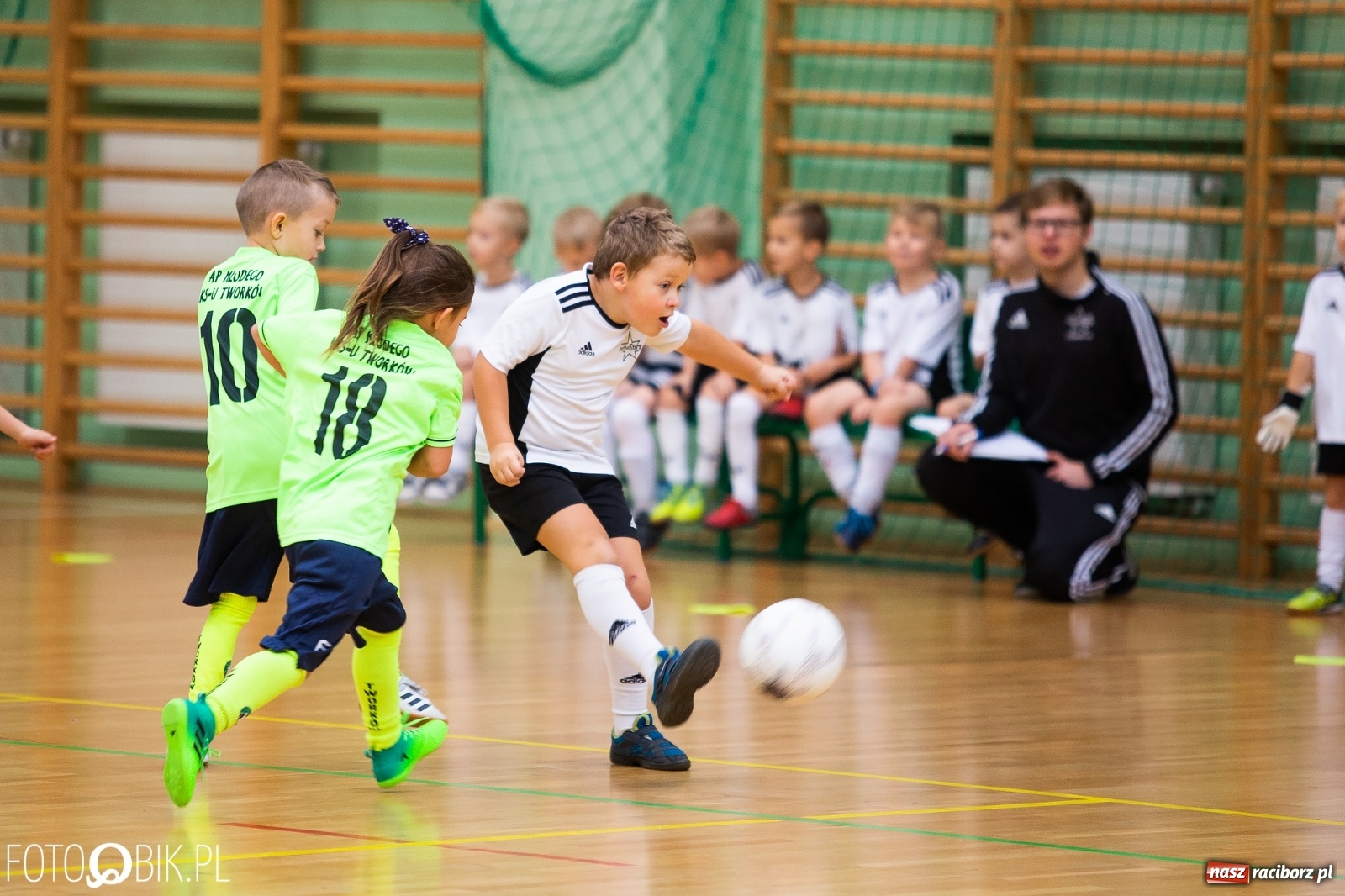 Zdjęcie w galerii na portalu naszraciborz.pl: Mikołajkowy Turniej Piłkarski dla dzieci w Arenie Rafako wiadomości z regionu