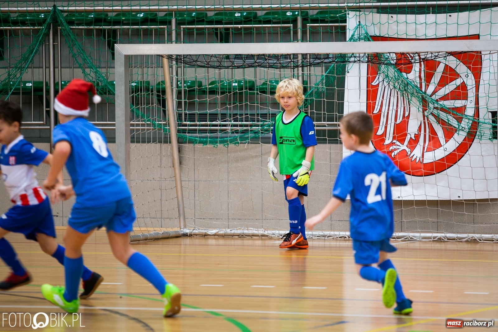 Zdjęcie w galerii na portalu naszraciborz.pl: Mikołajkowy Turniej Piłkarski dla dzieci w Arenie Rafako wiadomości z regionu