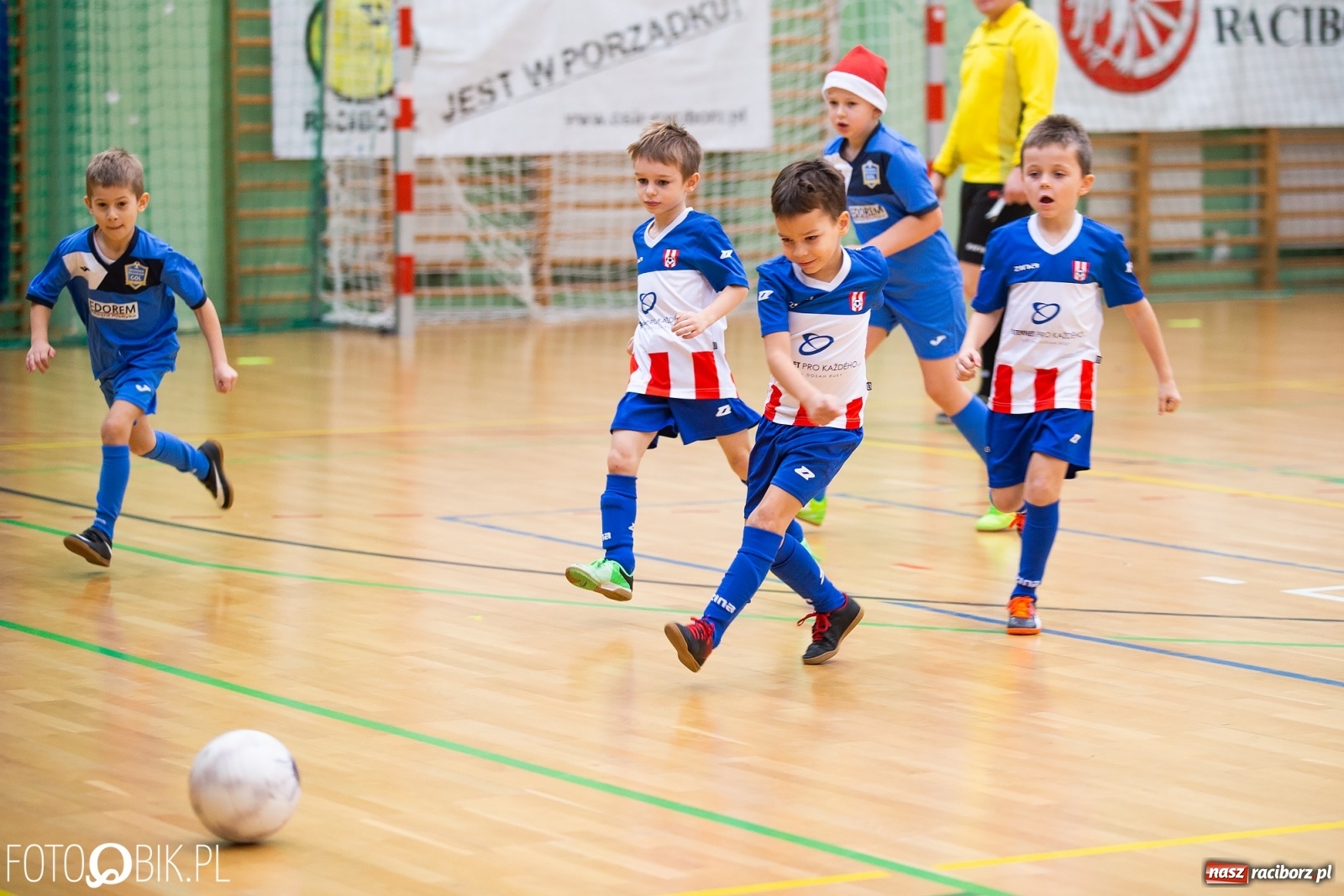 Zdjęcie w galerii na portalu naszraciborz.pl: Mikołajkowy Turniej Piłkarski dla dzieci w Arenie Rafako wiadomości z regionu