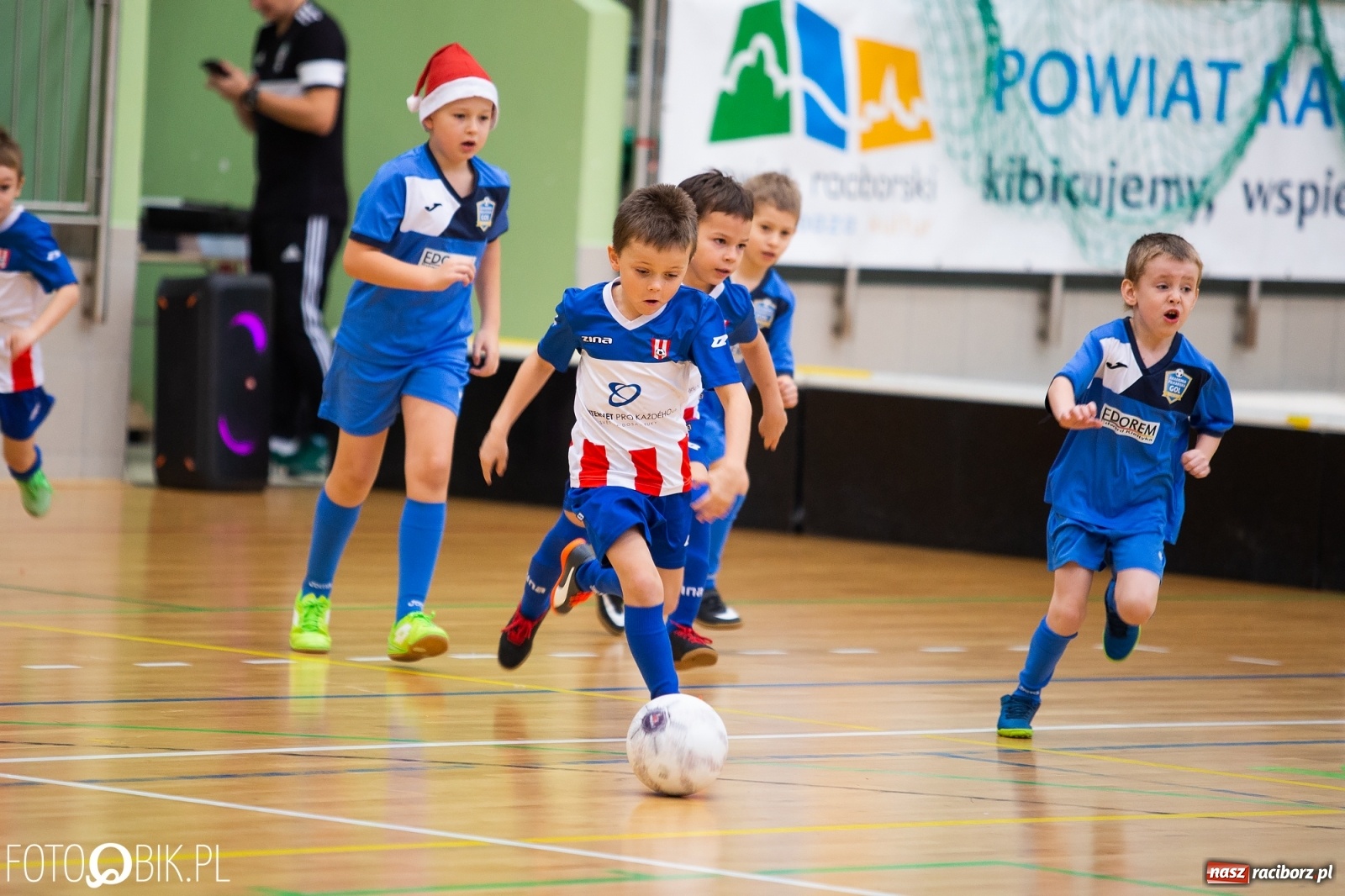 Zdjęcie w galerii na portalu naszraciborz.pl: Mikołajkowy Turniej Piłkarski dla dzieci w Arenie Rafako wiadomości z regionu