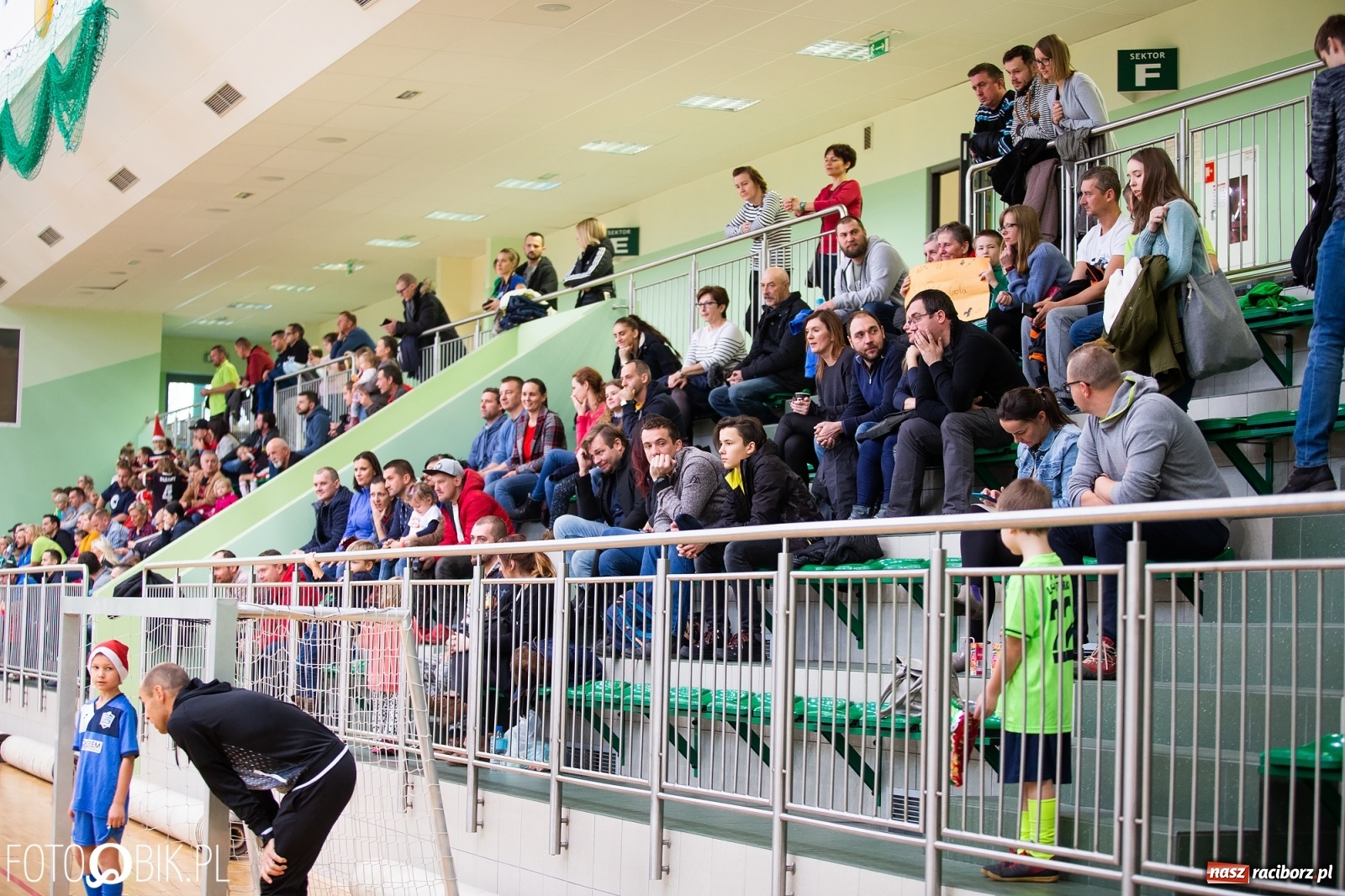Zdjęcie w galerii na portalu naszraciborz.pl: Mikołajkowy Turniej Piłkarski dla dzieci w Arenie Rafako wiadomości z regionu