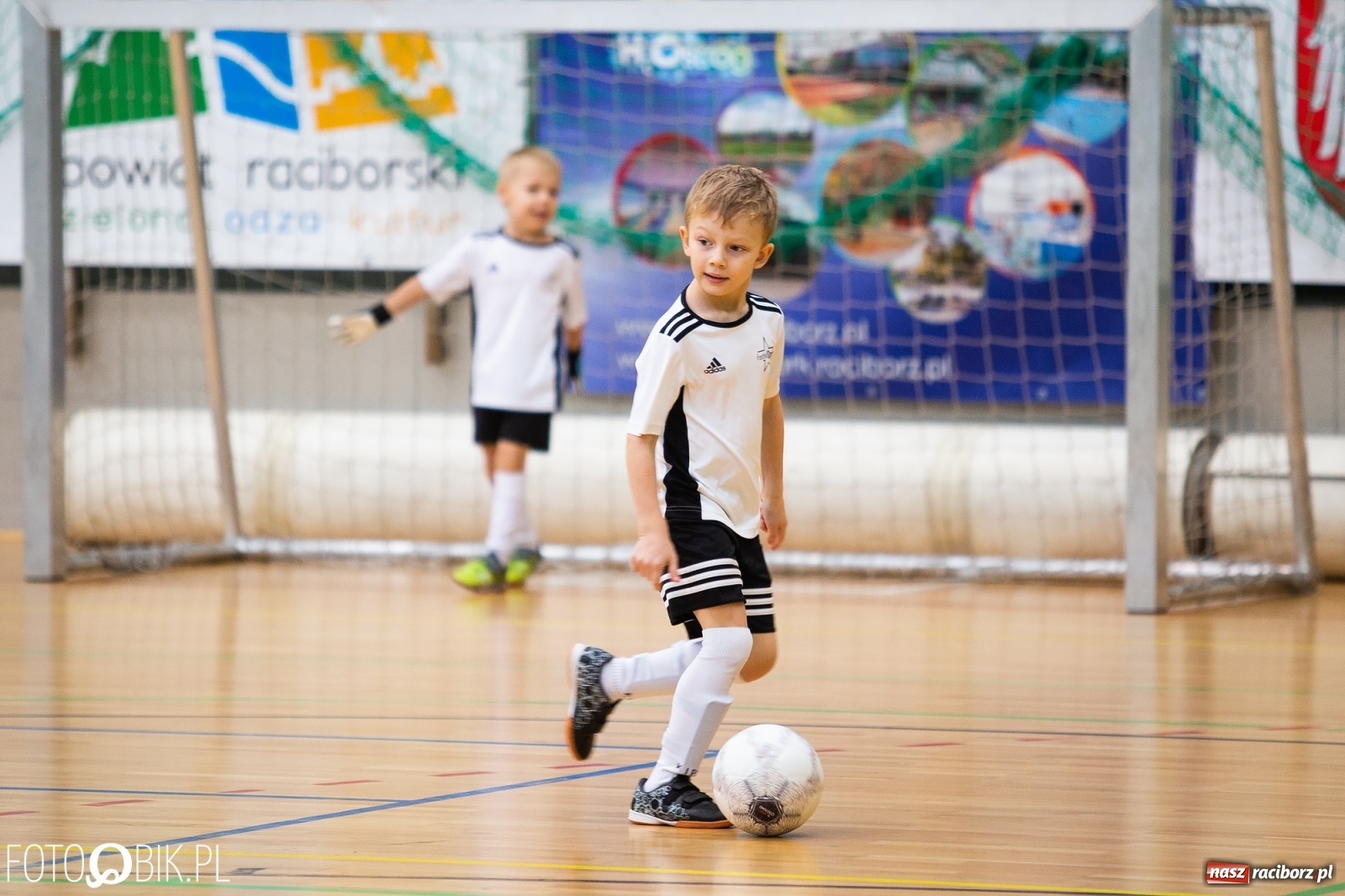Zdjęcie w galerii na portalu naszraciborz.pl: Mikołajkowy Turniej Piłkarski dla dzieci w Arenie Rafako wiadomości z regionu