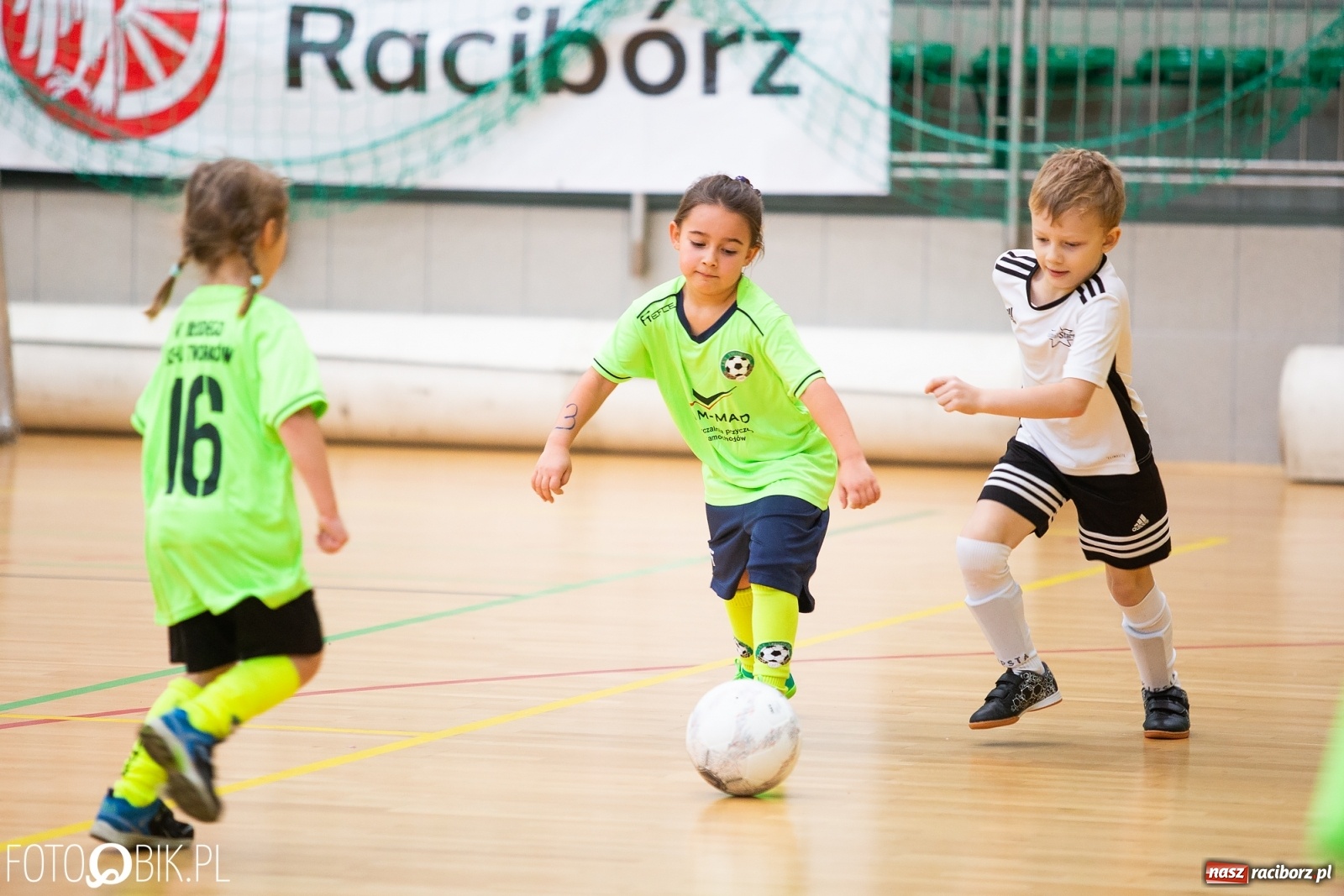Zdjęcie w galerii na portalu naszraciborz.pl: Mikołajkowy Turniej Piłkarski dla dzieci w Arenie Rafako wiadomości z regionu