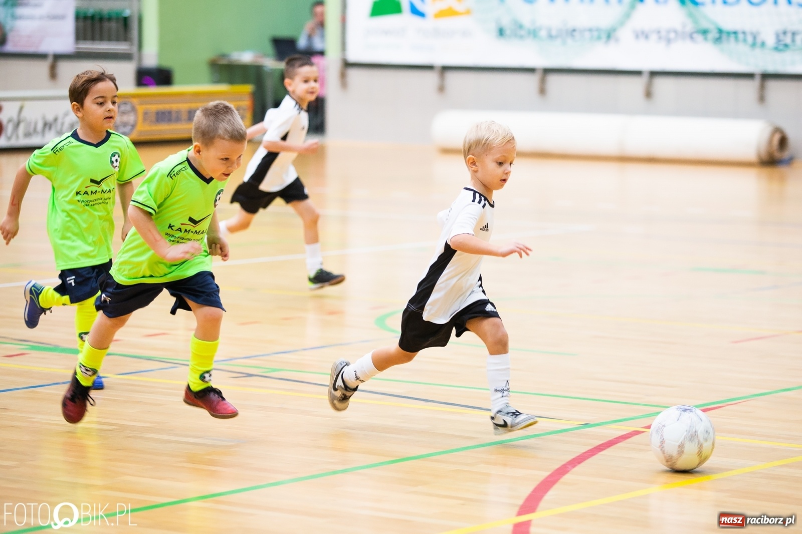 Zdjęcie w galerii na portalu naszraciborz.pl: Mikołajkowy Turniej Piłkarski dla dzieci w Arenie Rafako wiadomości z regionu