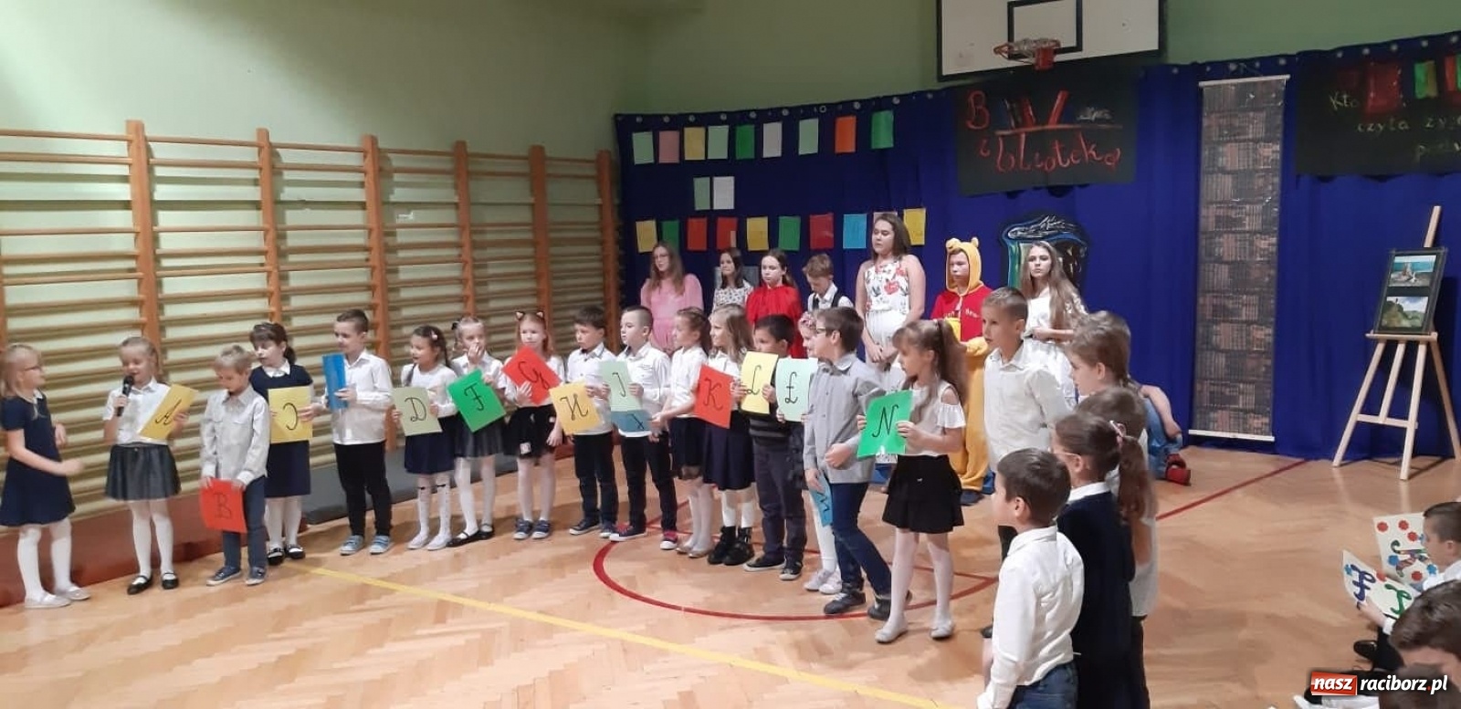 Zdjęcie w galerii na portalu naszraciborz.pl: W Brzeziu wiedzą, że książki to podstawa  wiadomości z regionu