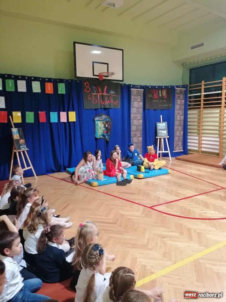 Zdjęcie w galerii na portalu naszraciborz.pl: W Brzeziu wiedzą, że książki to podstawa  wiadomości z regionu