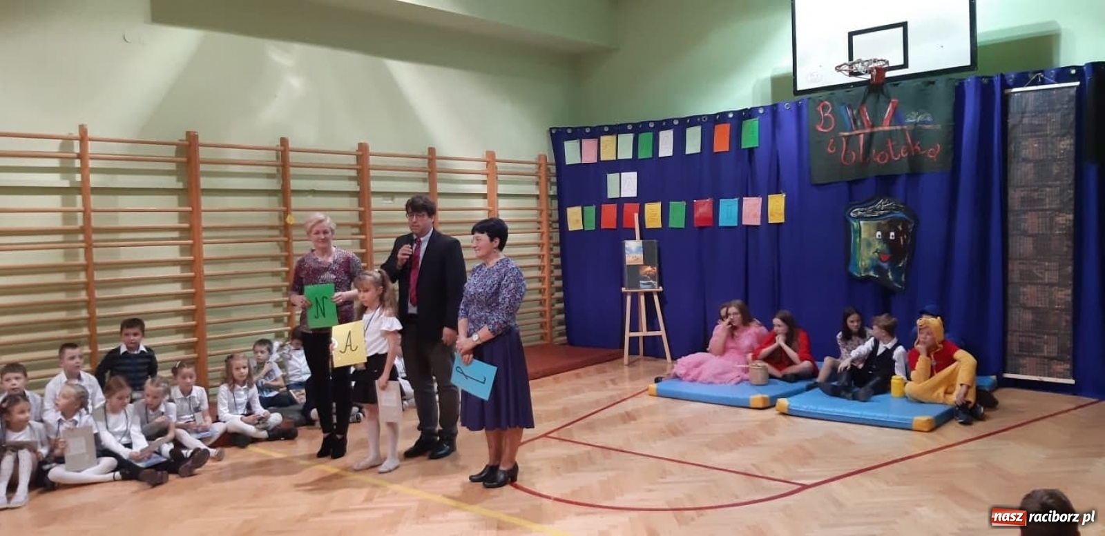 Zdjęcie w galerii na portalu naszraciborz.pl: W Brzeziu wiedzą, że książki to podstawa  wiadomości z regionu