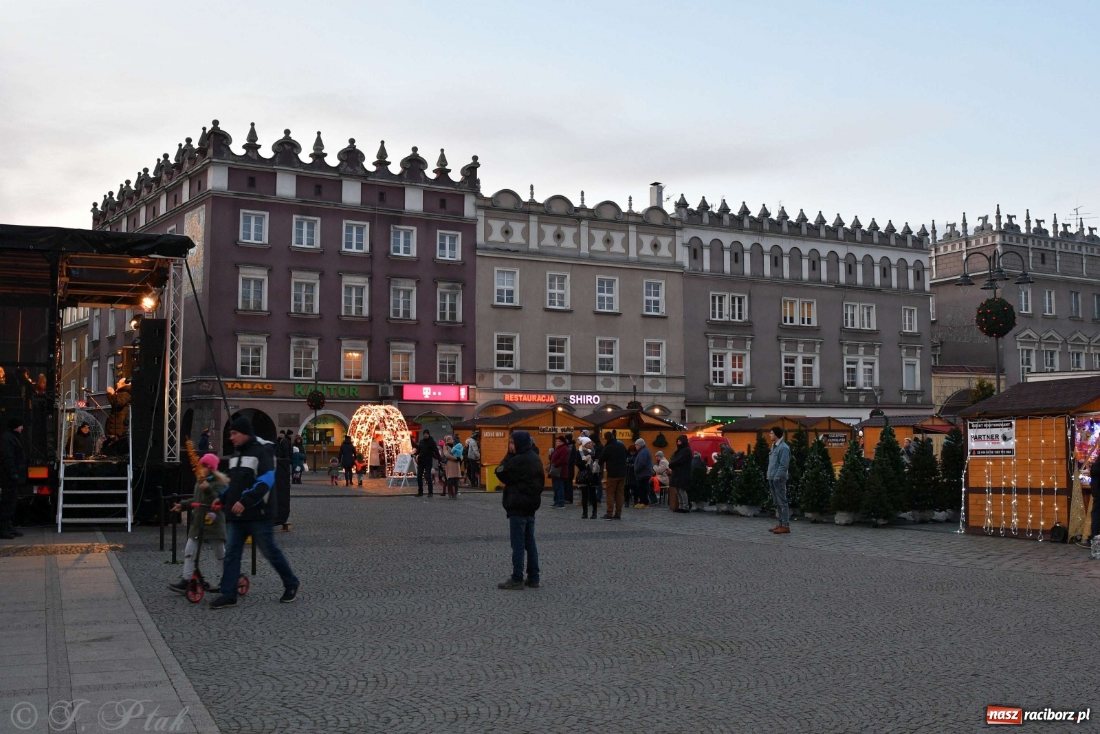 Zdjęcie w galerii na portalu naszraciborz.pl: Sobotni jarmark bożonarodzeniowy w Raciborzu [FOTO]  wiadomości z regionu