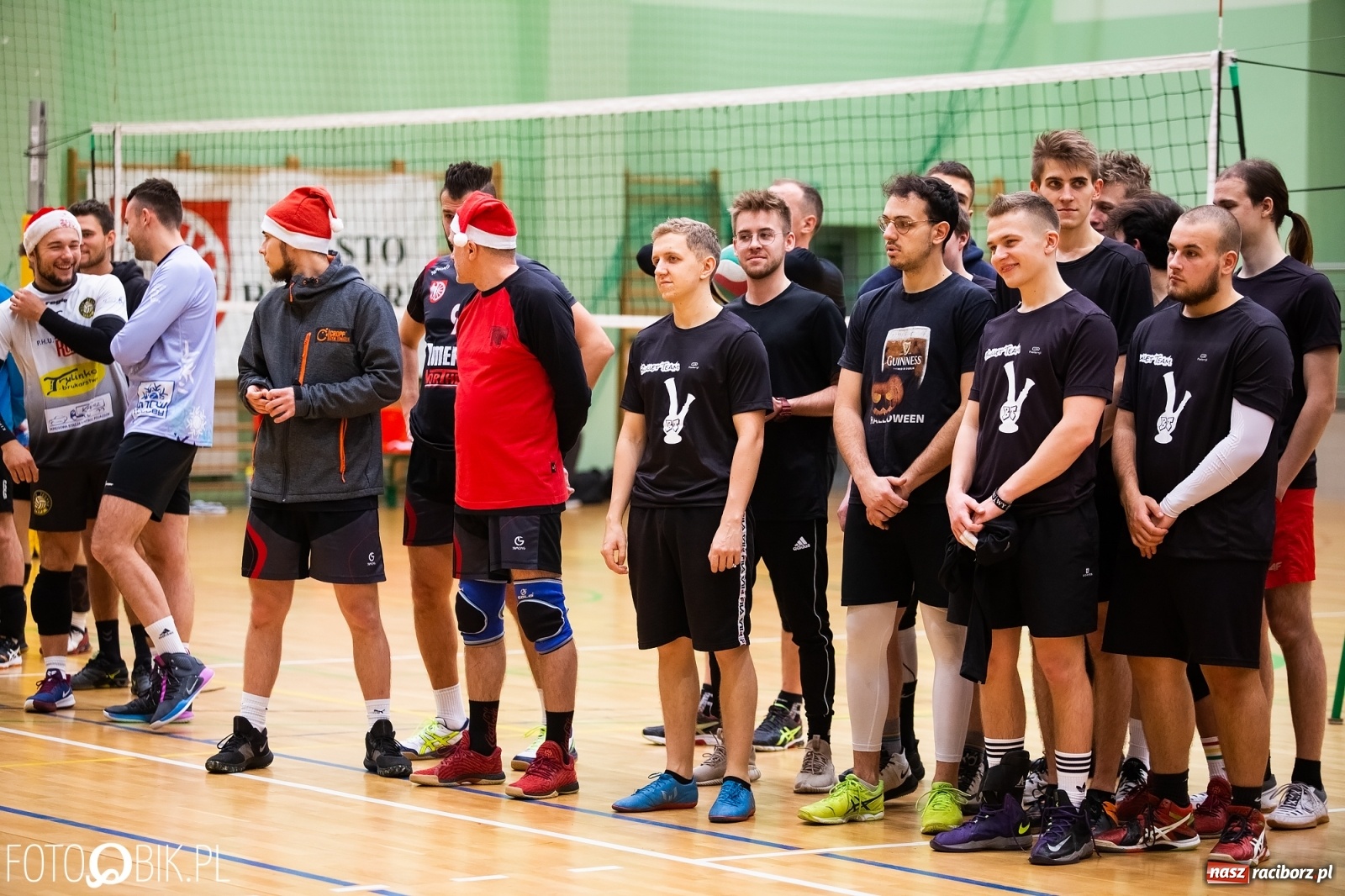 Zdjęcie w galerii na portalu naszraciborz.pl: Raciborski Nocny Turniej Mikołajkowy w Piłce Siatkowej wiadomości z regionu