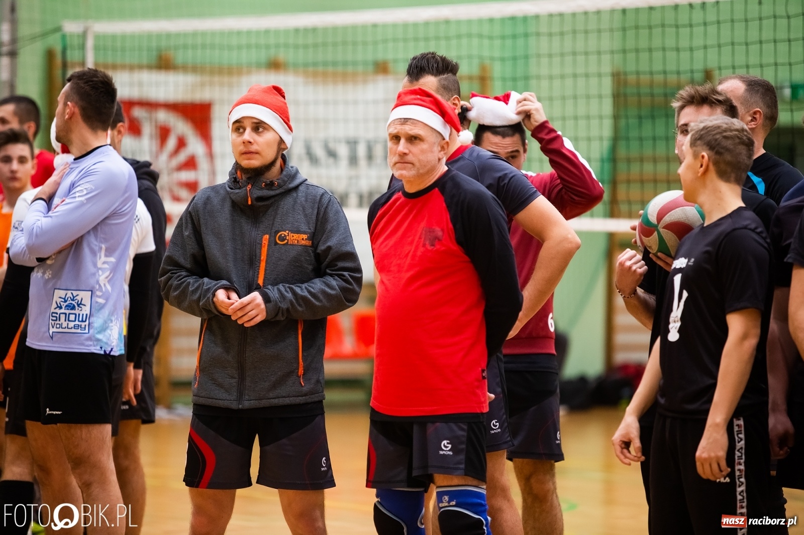 Zdjęcie w galerii na portalu naszraciborz.pl: Raciborski Nocny Turniej Mikołajkowy w Piłce Siatkowej wiadomości z regionu