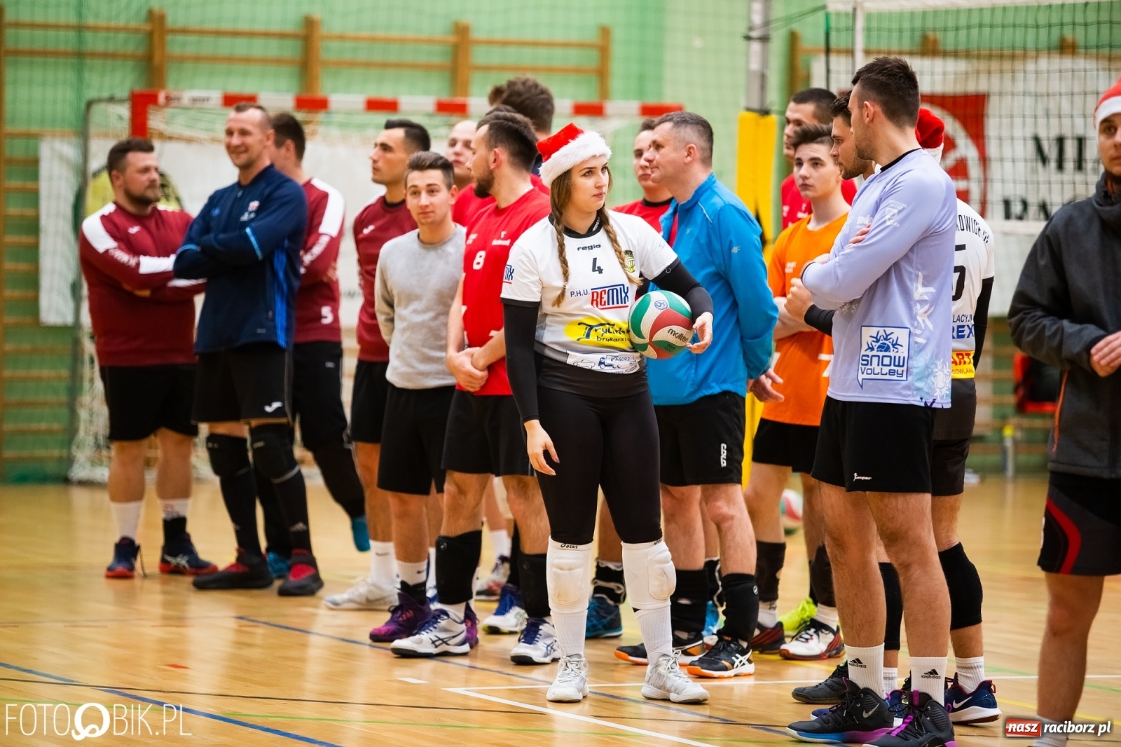 Zdjęcie w galerii na portalu naszraciborz.pl: Raciborski Nocny Turniej Mikołajkowy w Piłce Siatkowej wiadomości z regionu