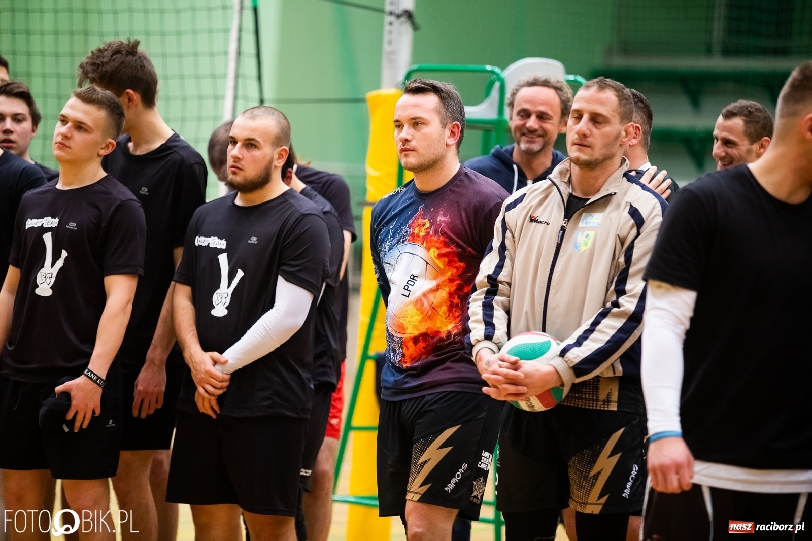 Zdjęcie w galerii na portalu naszraciborz.pl: Raciborski Nocny Turniej Mikołajkowy w Piłce Siatkowej wiadomości z regionu