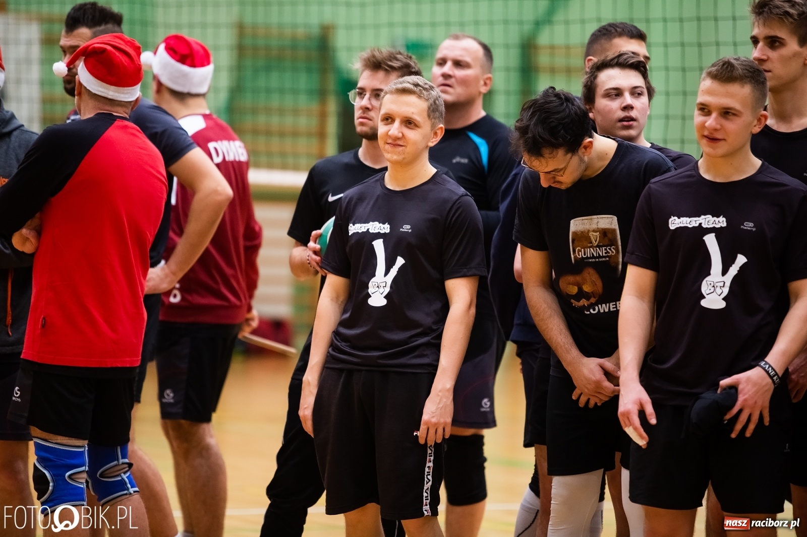 Zdjęcie w galerii na portalu naszraciborz.pl: Raciborski Nocny Turniej Mikołajkowy w Piłce Siatkowej wiadomości z regionu
