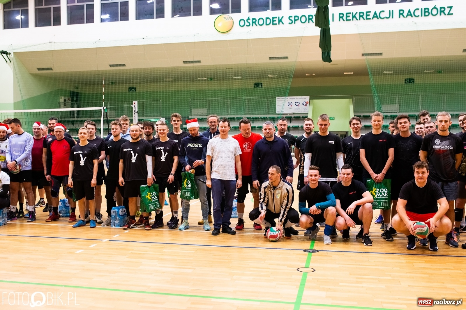 Zdjęcie w galerii na portalu naszraciborz.pl: Raciborski Nocny Turniej Mikołajkowy w Piłce Siatkowej wiadomości z regionu