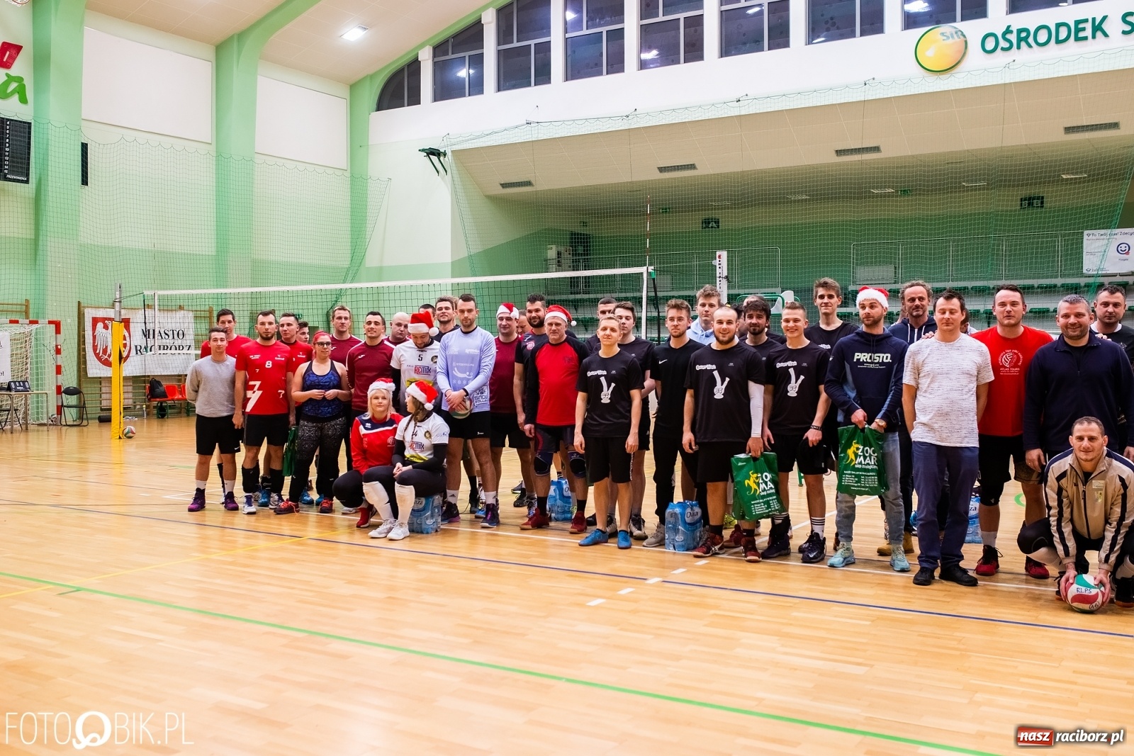 Zdjęcie w galerii na portalu naszraciborz.pl: Raciborski Nocny Turniej Mikołajkowy w Piłce Siatkowej wiadomości z regionu