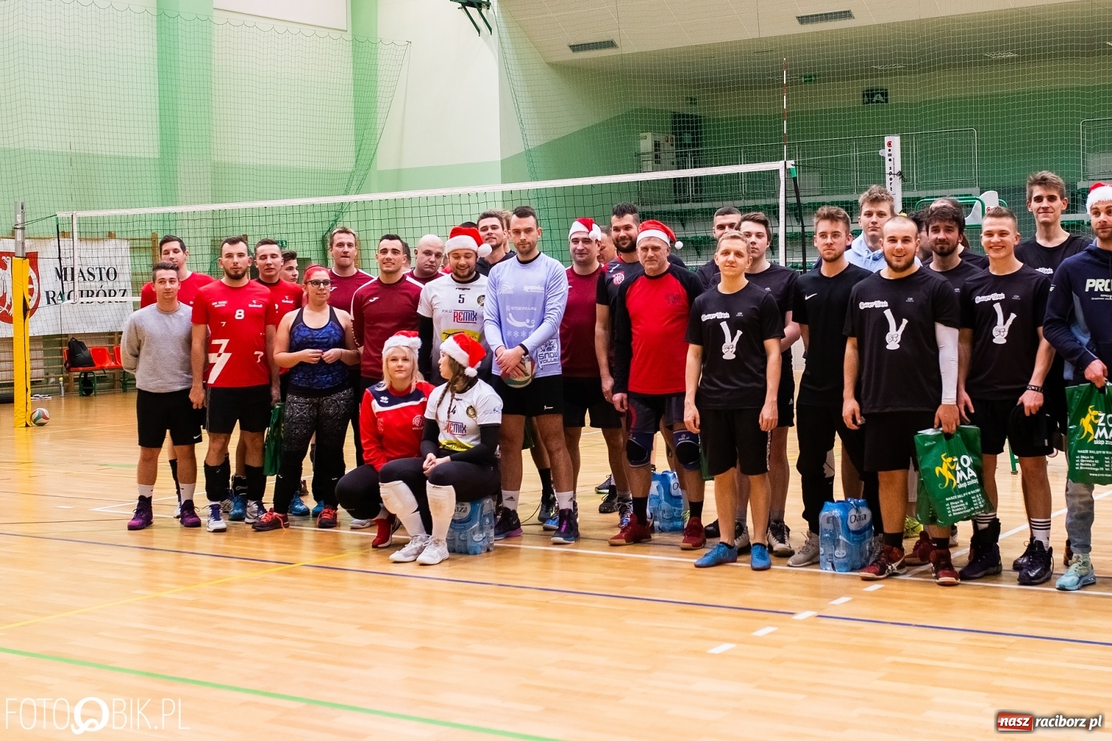 Zdjęcie w galerii na portalu naszraciborz.pl: Raciborski Nocny Turniej Mikołajkowy w Piłce Siatkowej wiadomości z regionu