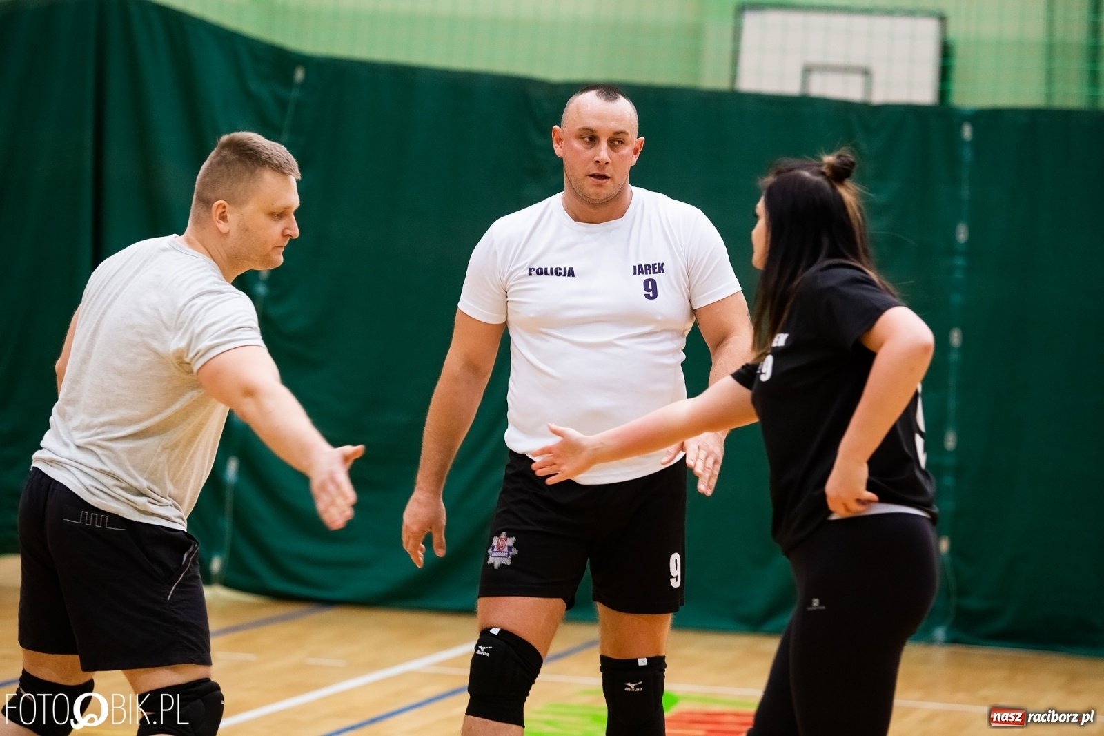 Zdjęcie w galerii na portalu naszraciborz.pl: Raciborski Nocny Turniej Mikołajkowy w Piłce Siatkowej wiadomości z regionu