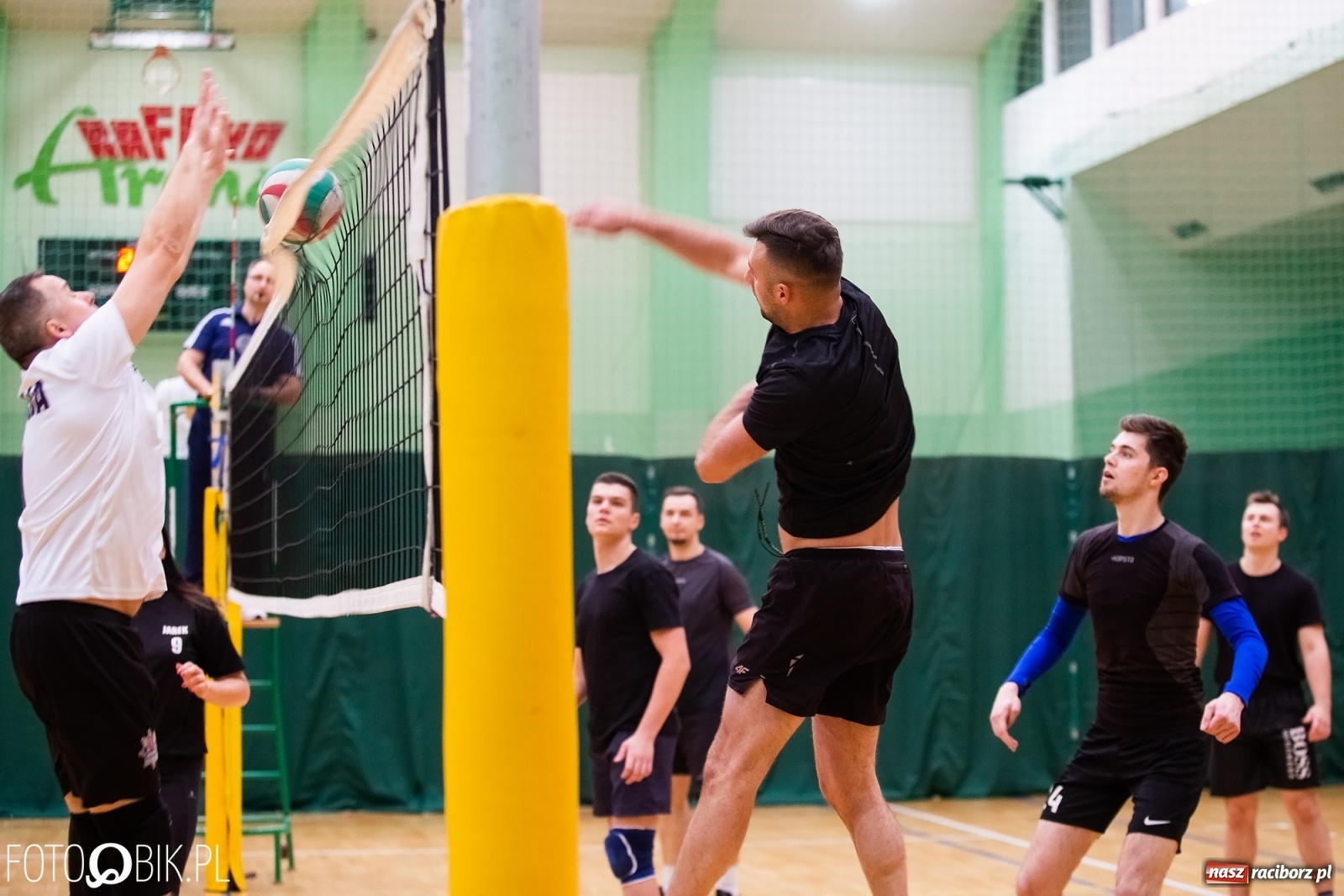 Zdjęcie w galerii na portalu naszraciborz.pl: Raciborski Nocny Turniej Mikołajkowy w Piłce Siatkowej wiadomości z regionu
