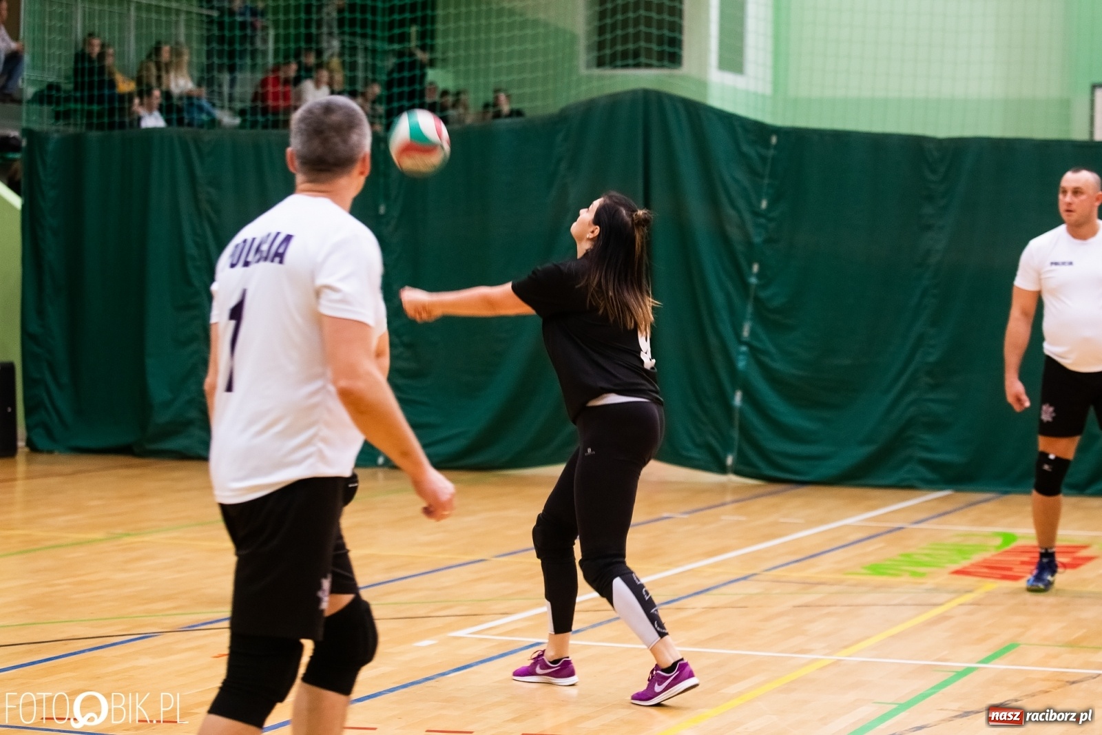 Zdjęcie w galerii na portalu naszraciborz.pl: Raciborski Nocny Turniej Mikołajkowy w Piłce Siatkowej wiadomości z regionu