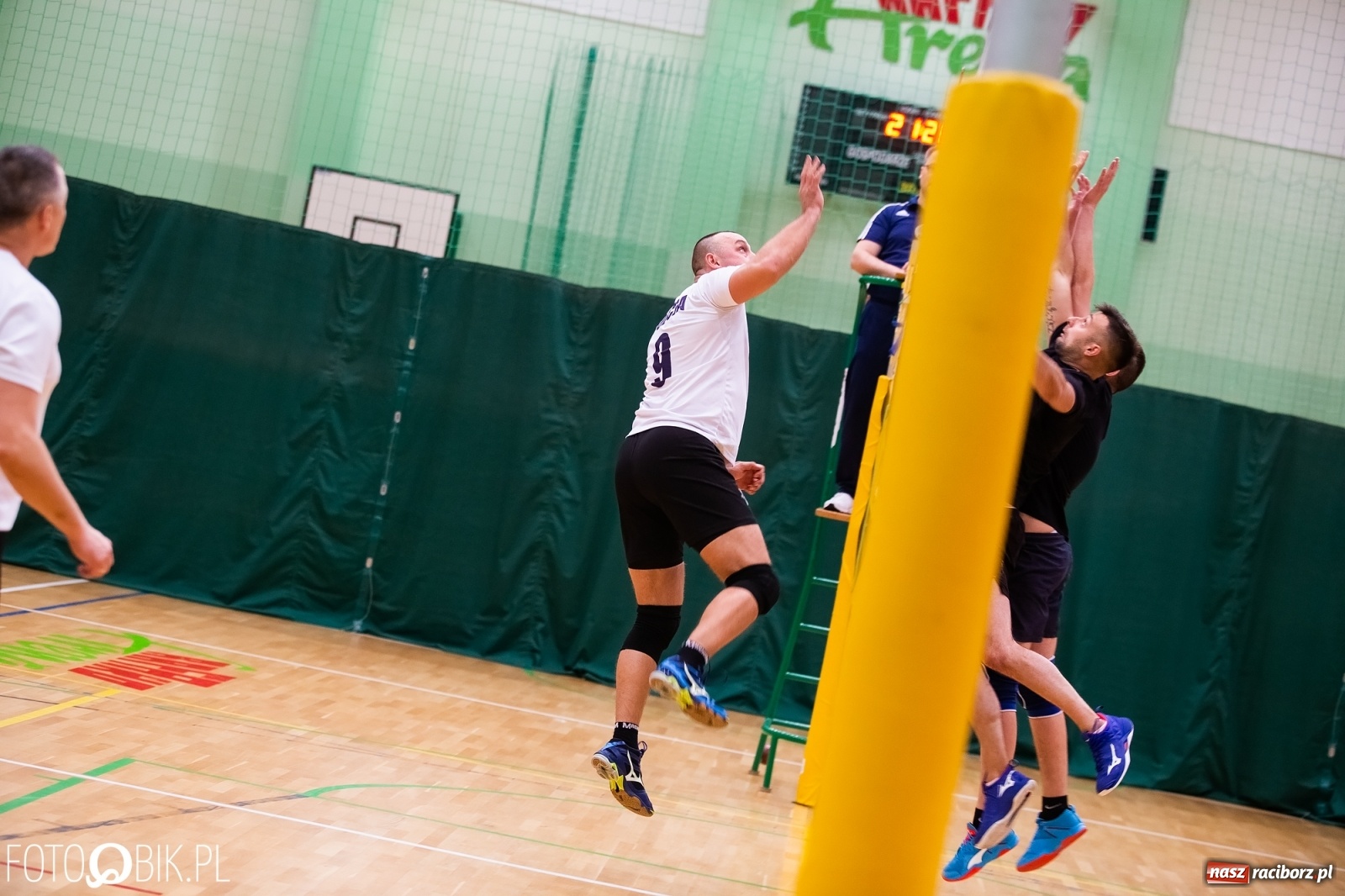 Zdjęcie w galerii na portalu naszraciborz.pl: Raciborski Nocny Turniej Mikołajkowy w Piłce Siatkowej wiadomości z regionu