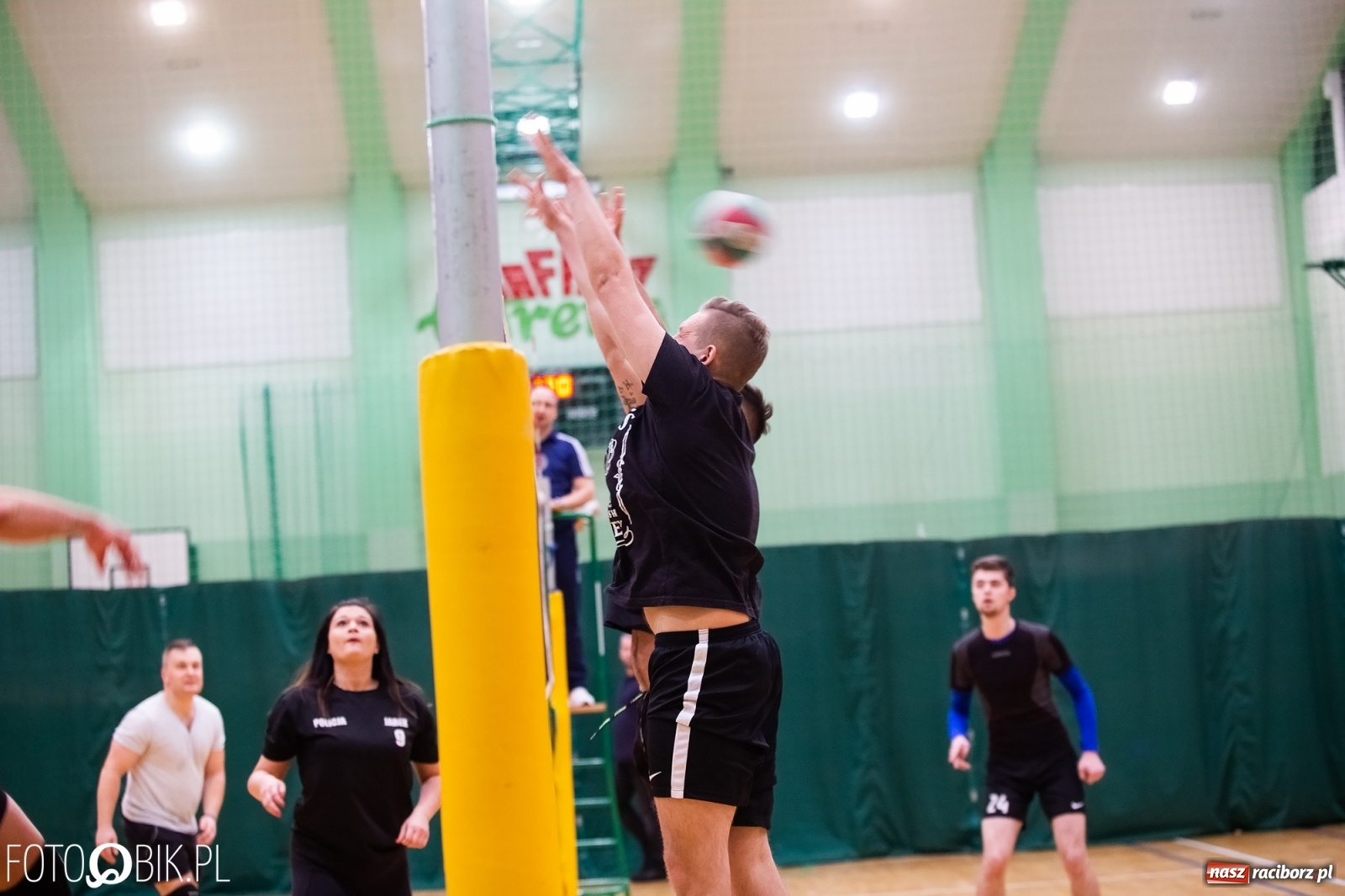 Zdjęcie w galerii na portalu naszraciborz.pl: Raciborski Nocny Turniej Mikołajkowy w Piłce Siatkowej wiadomości z regionu